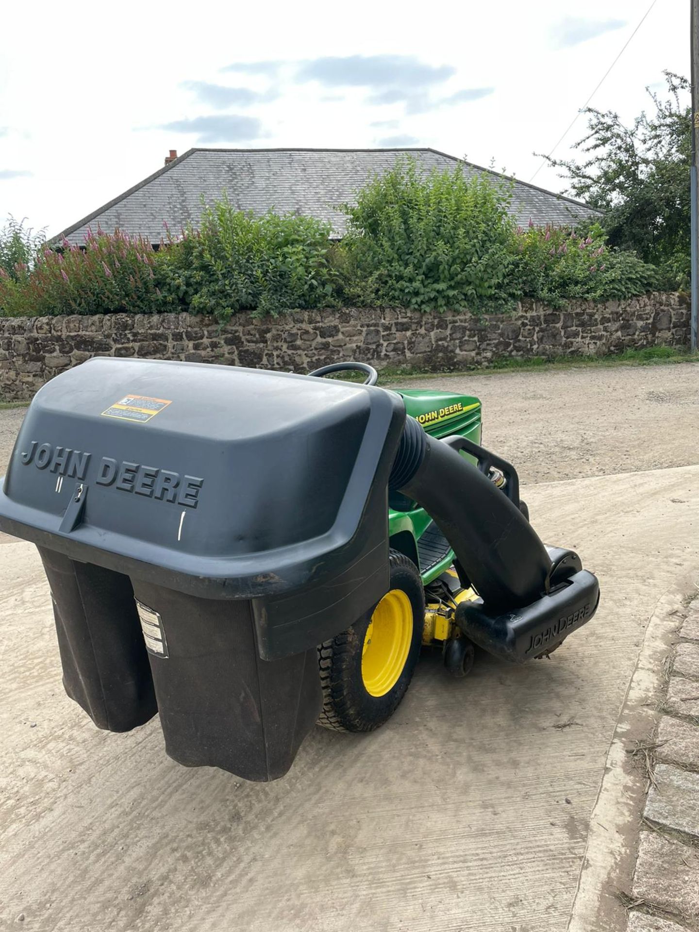 JOHN DEERE GT235 RIDE ON LAWN MOWER WITH COLLECTOR, 48 INCH CUTTING DECK *NO VAT* - Image 5 of 7