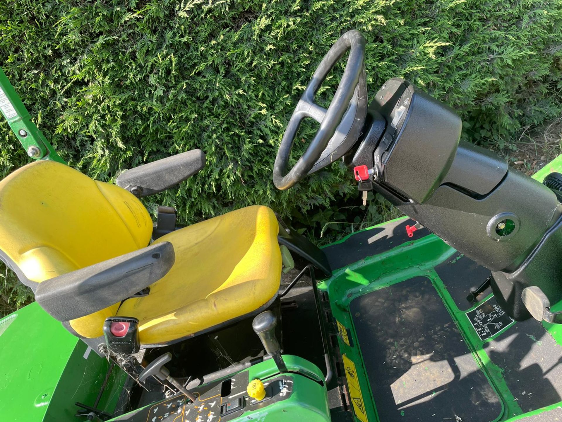 2010 JOHN DEERE 1545 RIDE ON LAWN MOWER, 62 INCH FASTBACK COMMERCIAL DECK, 4 WHEEL DRIVE *PLUS VAT* - Image 8 of 9