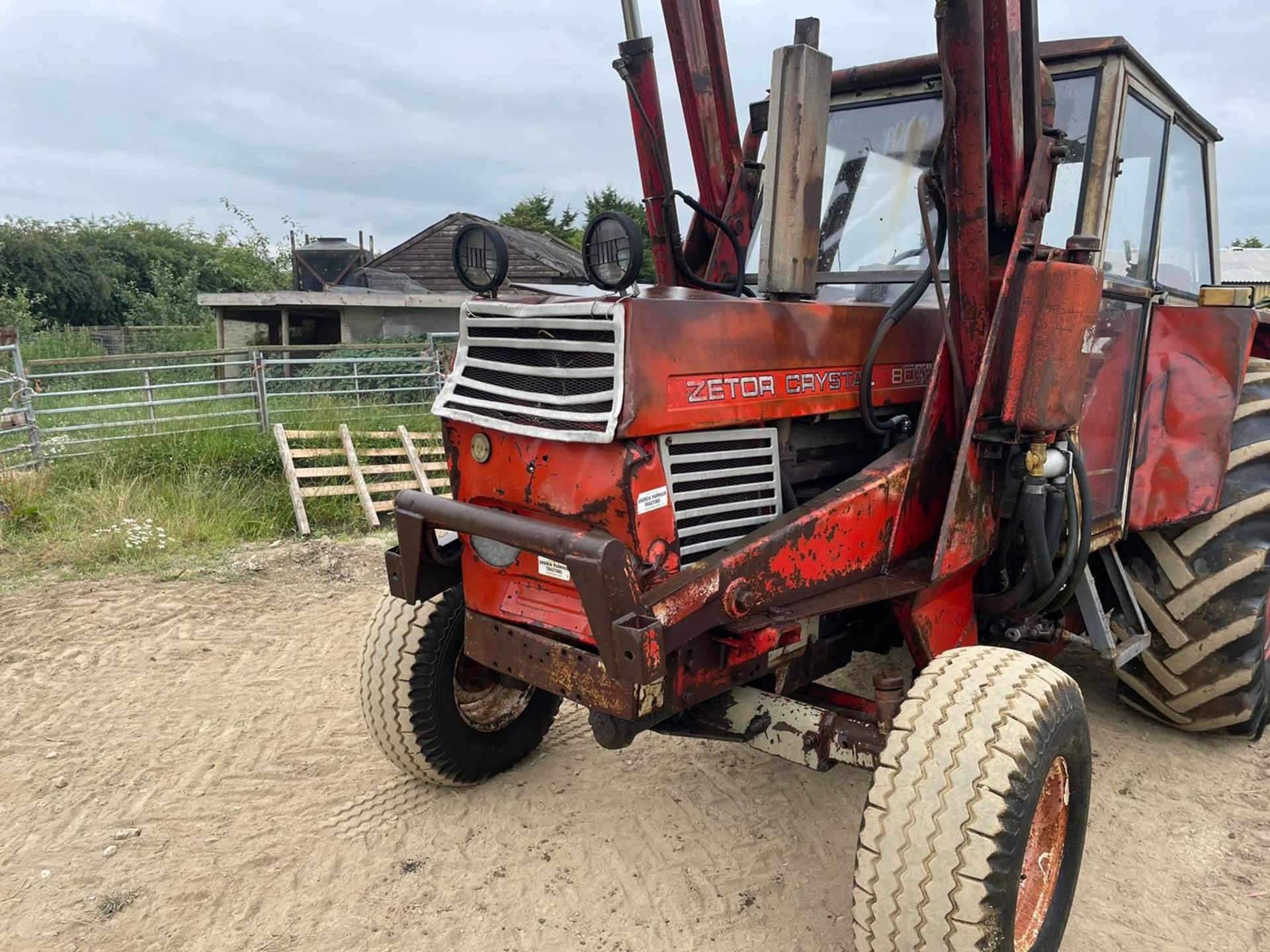 ZETOR CRYSTAL 8011 LOADER TRACTOR WITH FRONT LOADER, BALE SPIKE AND REAR WEIGHT, CABBED *PLUS VAT* - Image 4 of 10