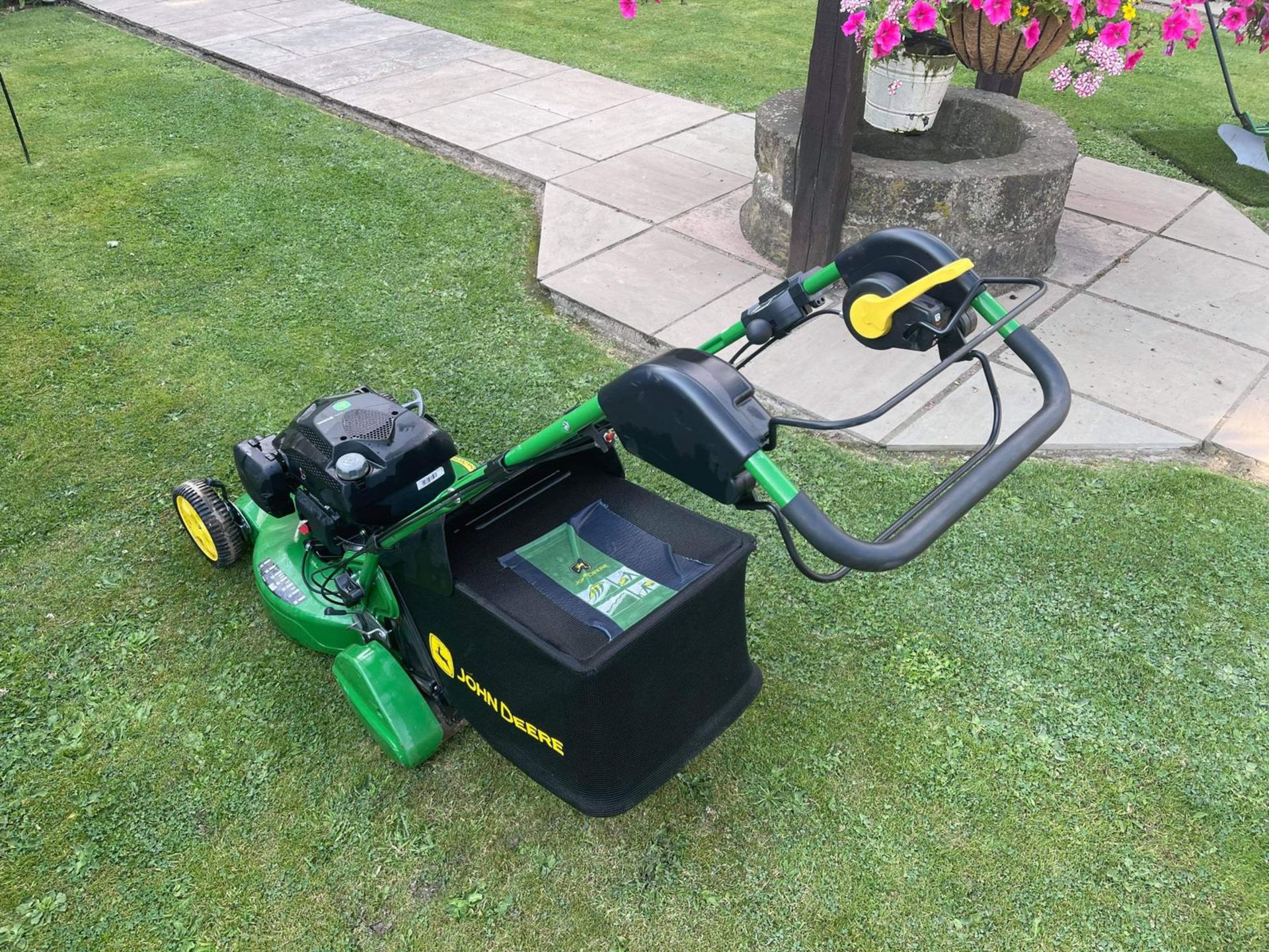 2019 JOHN DEERE R54RKB SELF PROPELLED LAWN MOWER WITH REAR ROLLER AND COLLECTOR *NO VAT* - Image 3 of 7