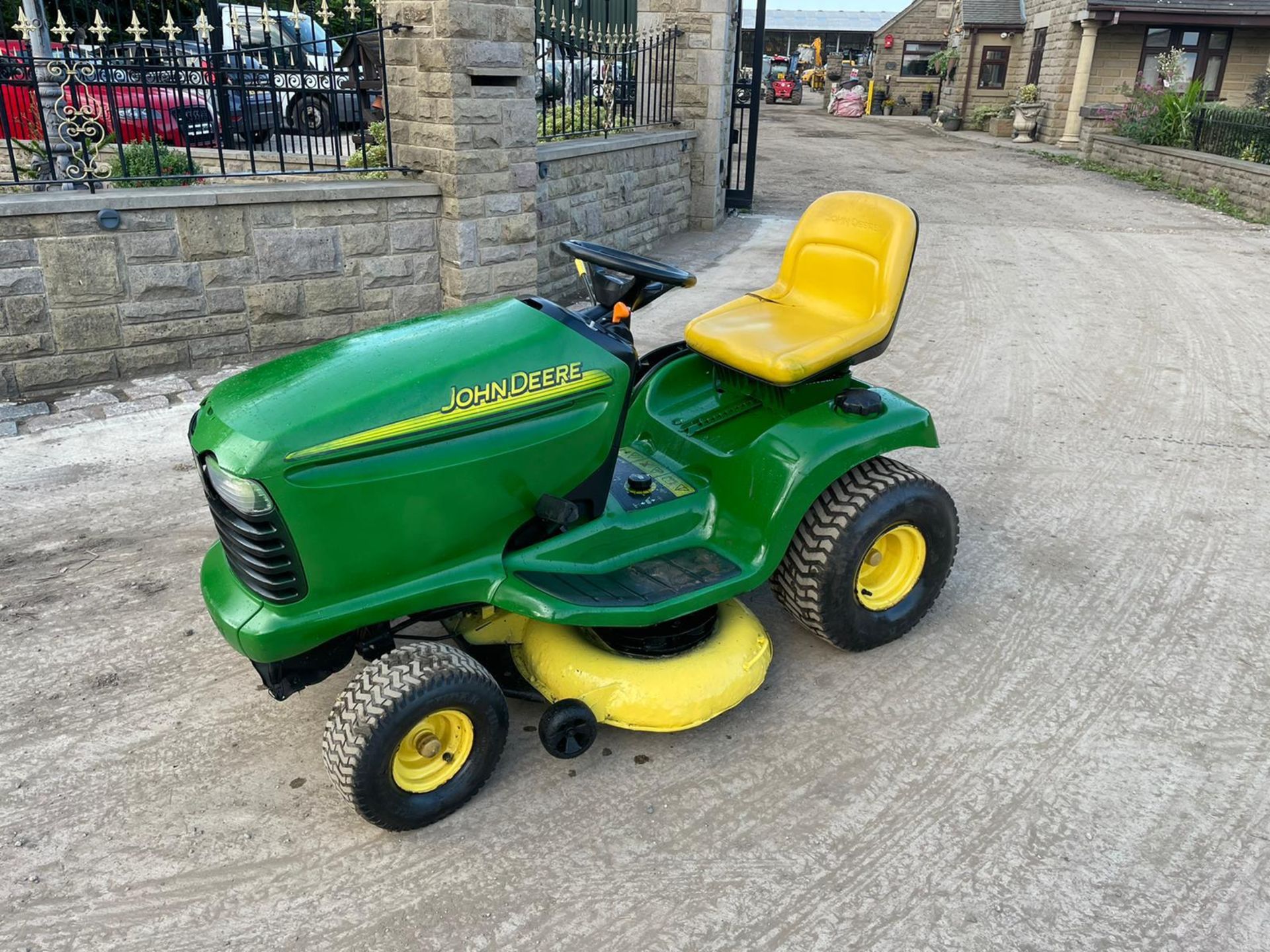 JOHN DEERE LT180 RIDE ON MOWER, RUNS DRIVES AND CUTS, 17hp JOHN DEERE V TWIN ENGINE *NO VAT* - Image 2 of 7