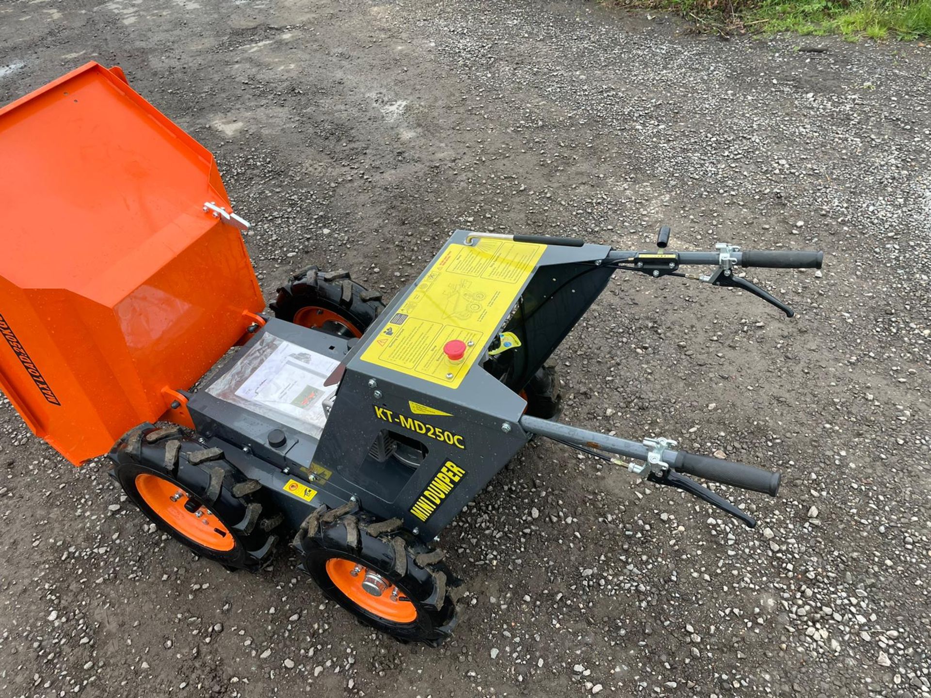 NEW AND UNUSED 2020 4WD SELF PROPELLED WALK BEHIND PETROL MINI DUMPER, MANUALS INCLUDED *PLUS VAT* - Image 6 of 11