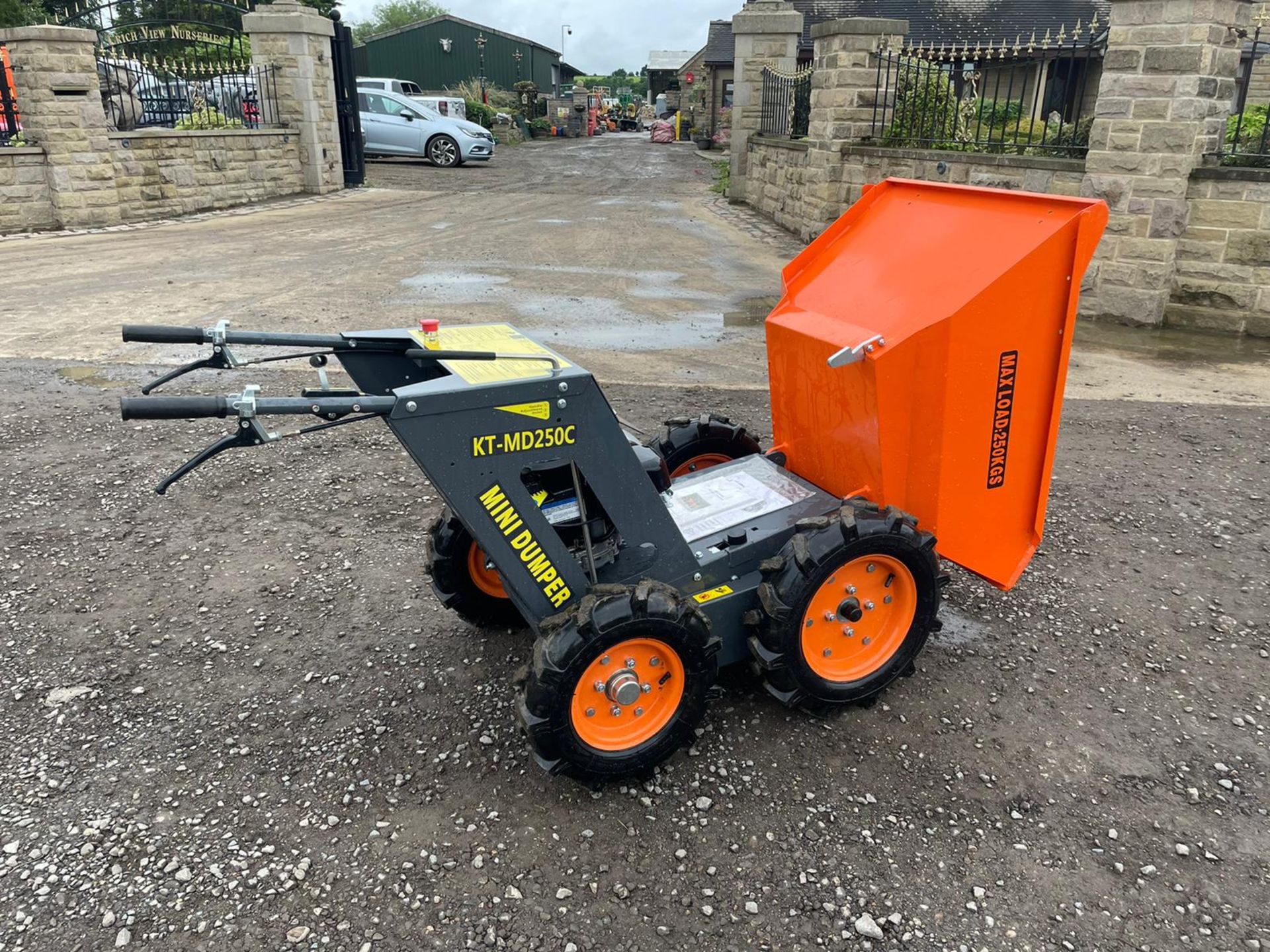 NEW AND UNUSED 2020 4WD SELF PROPELLED WALK BEHIND PETROL MINI DUMPER, MANUALS INCLUDED *PLUS VAT* - Image 3 of 11