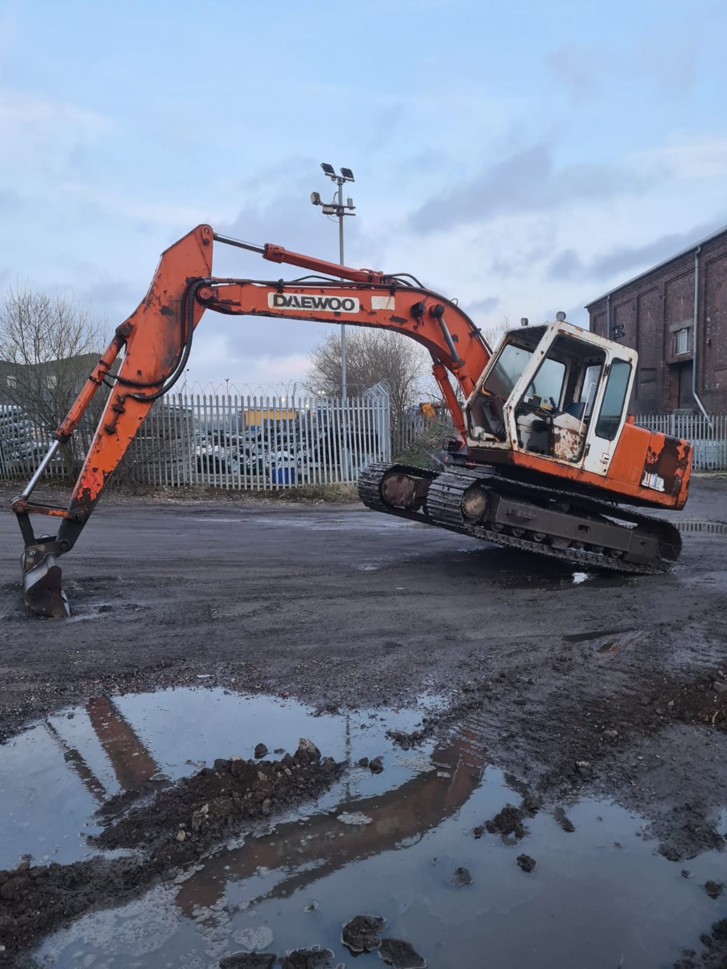 DAEWOO DH 13 TON STEEL TRACKED CRAWLER DIGGER / EXCAVATOR SIX CYLINDER ENGINE 6199 HOURS *NO VAT*