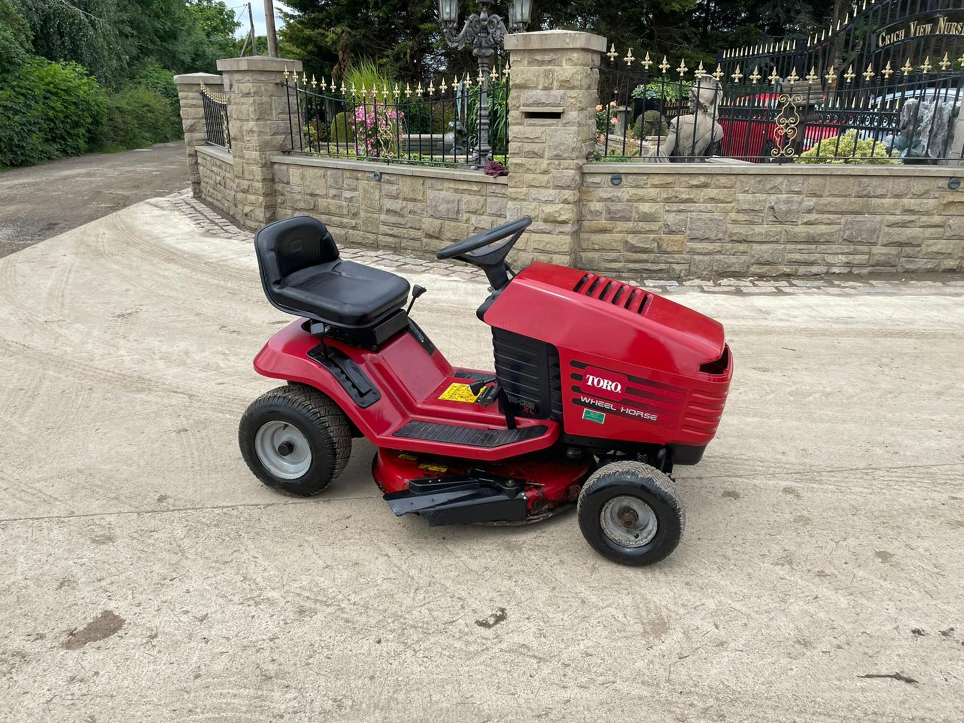 TORO 12-32XL WHEEL HORSE RIDE ON MOWER, 12hp BRIGGS AND STRATTON ENGINE *NO VAT* - Image 3 of 6