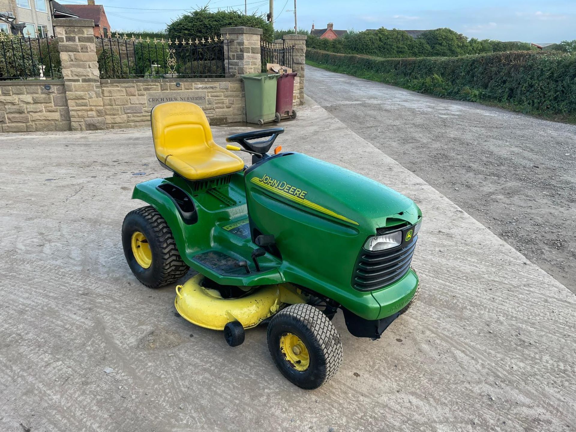 JOHN DEERE LT180 RIDE ON MOWER, RUNS DRIVES AND CUTS, 17hp JOHN DEERE V TWIN ENGINE *NO VAT* - Image 4 of 7