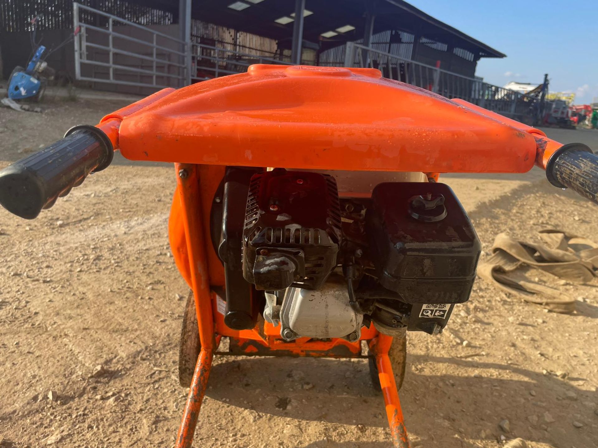 2019 BELLE MINI MIX 150 PETROL CEMENT MIXER, HONDA GX120 ENGINE, RUNS AND WORKS, GOOD COMPRESSION - Image 4 of 7