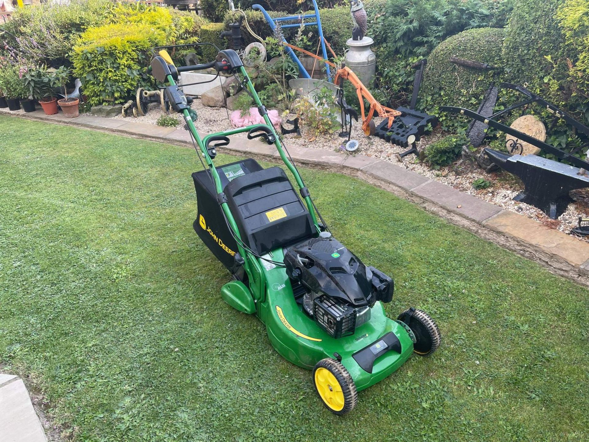 2019 JOHN DEERE R54RKB SELF PROPELLED LAWN MOWER WITH REAR ROLLER AND COLLECTOR *NO VAT* - Image 2 of 7