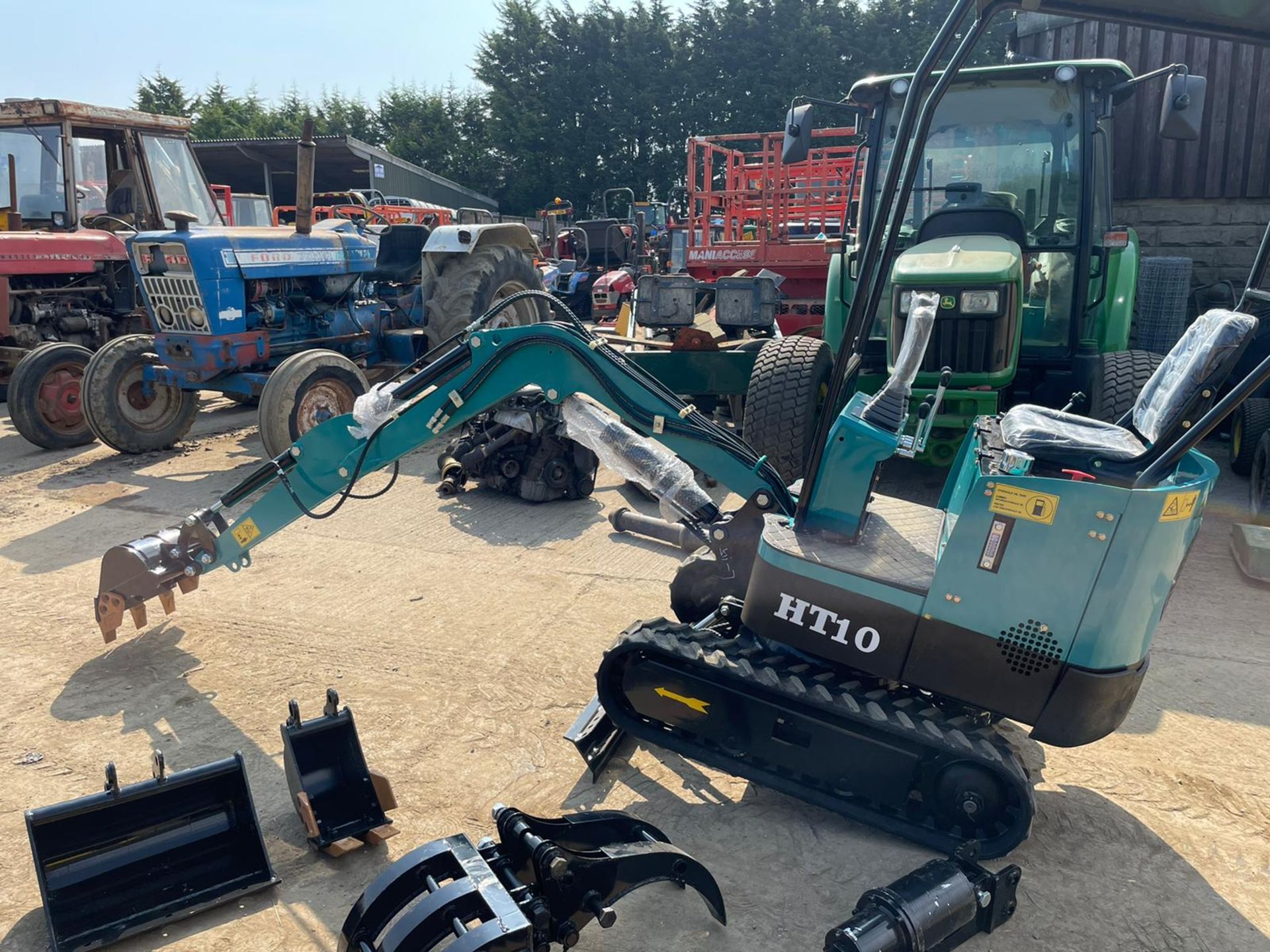 NEW AND UNUSED HIGH TOP HT10 MINI DIGGER / EXCAVATOR, RUNS DRIVES AND DIGS *PLUS VAT* - Image 3 of 11