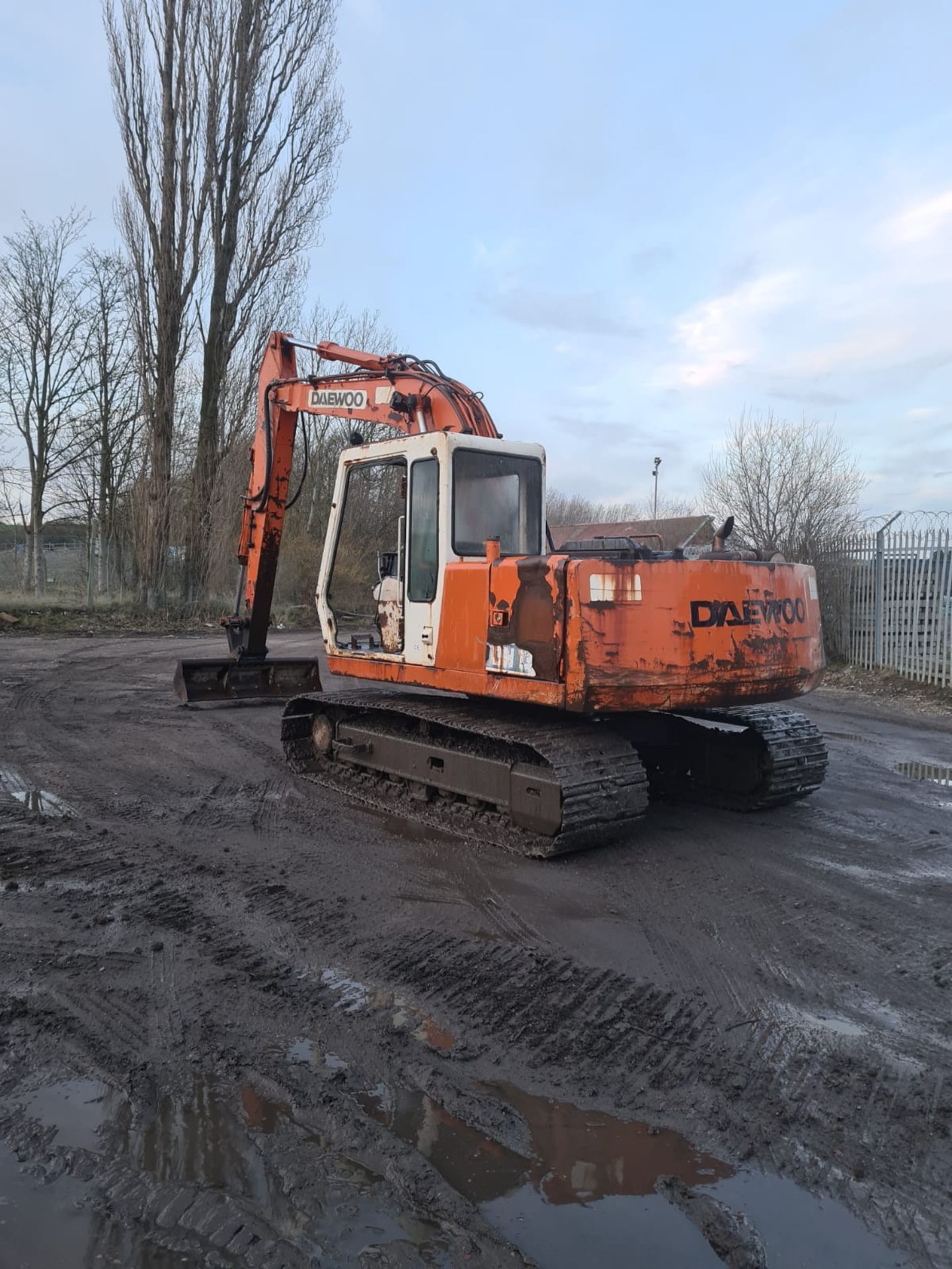 DAEWOO DH 13 TON STEEL TRACKED CRAWLER DIGGER / EXCAVATOR SIX CYLINDER ENGINE 6199 HOURS *NO VAT* - Image 3 of 12