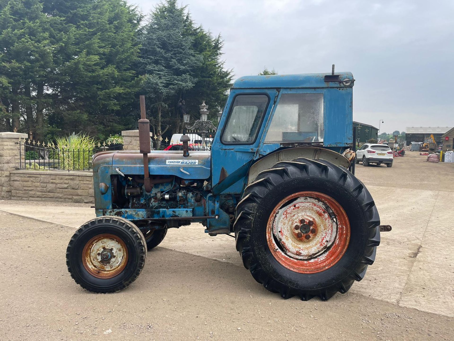 FORDSON SUPER MAJOR VINTAGE TRACTOR, RUNS AND DRIVES, SHOWING 694 HOURS *PLUS VAT* - Bild 3 aus 13