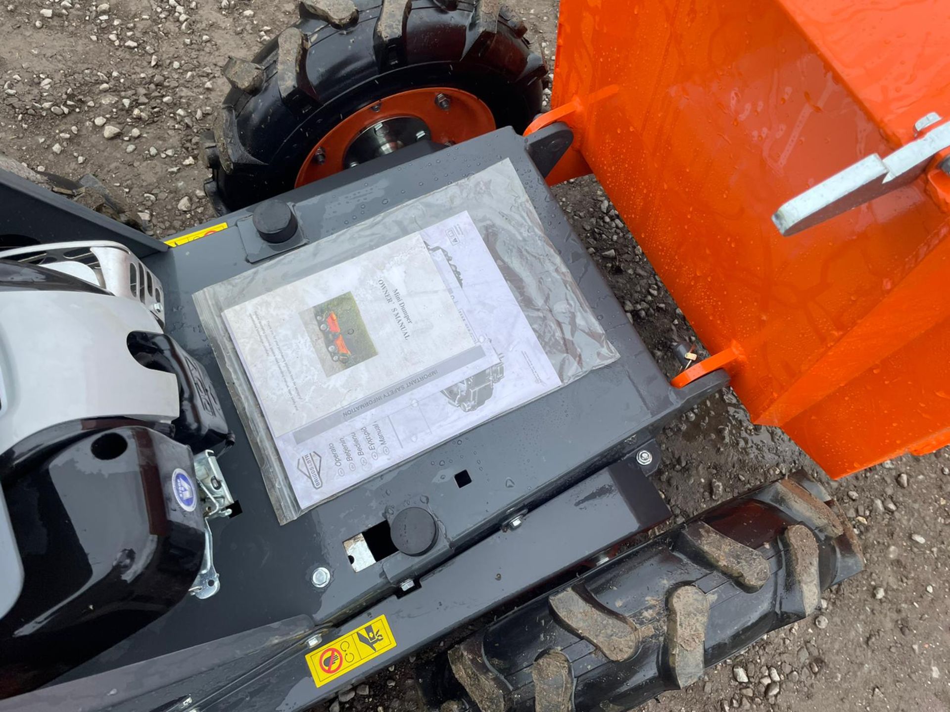 NEW AND UNUSED 2020 4WD SELF PROPELLED WALK BEHIND PETROL MINI DUMPER, MANUALS INCLUDED *PLUS VAT* - Image 10 of 11