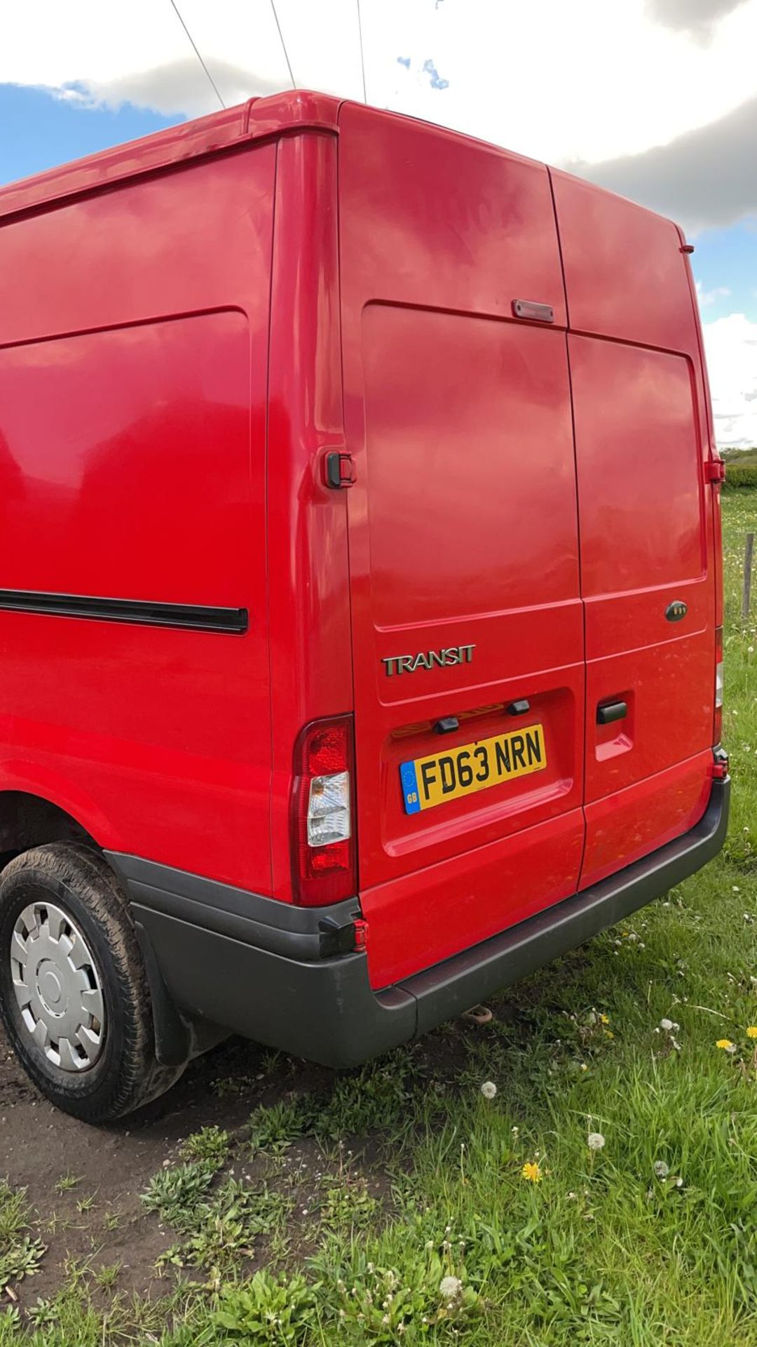 2014 FORD TRANSIT 125 T350 FWD RED PANEL VAN, SHOWING 135,726 MILES, 2.2 TDCi *NO VAT* - Image 5 of 14