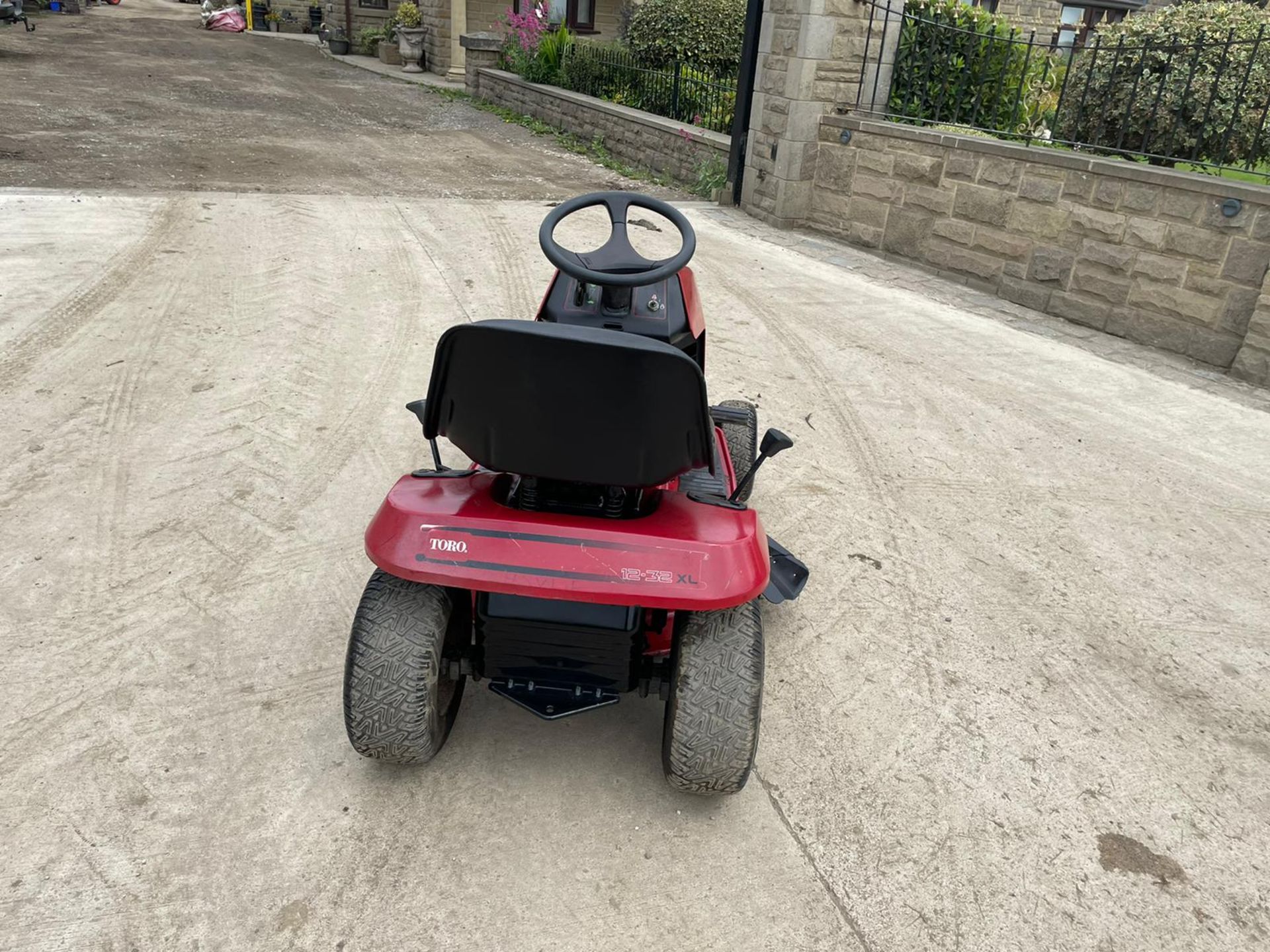 TORO 12-32XL WHEEL HORSE RIDE ON MOWER, 12hp BRIGGS AND STRATTON ENGINE *NO VAT* - Image 4 of 6