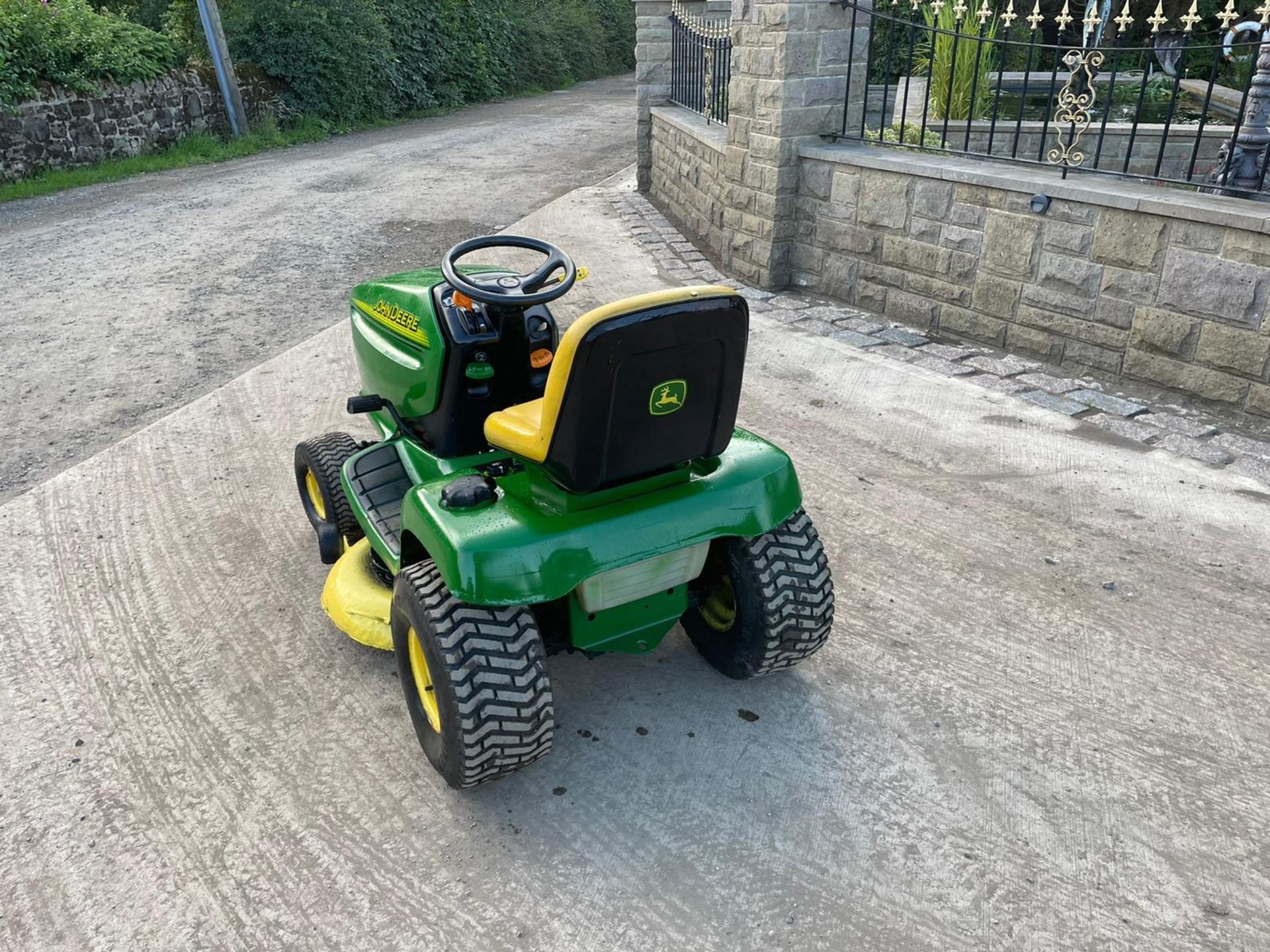 JOHN DEERE LT180 RIDE ON MOWER, RUNS DRIVES AND CUTS, 17hp JOHN DEERE V TWIN ENGINE *NO VAT* - Image 5 of 7