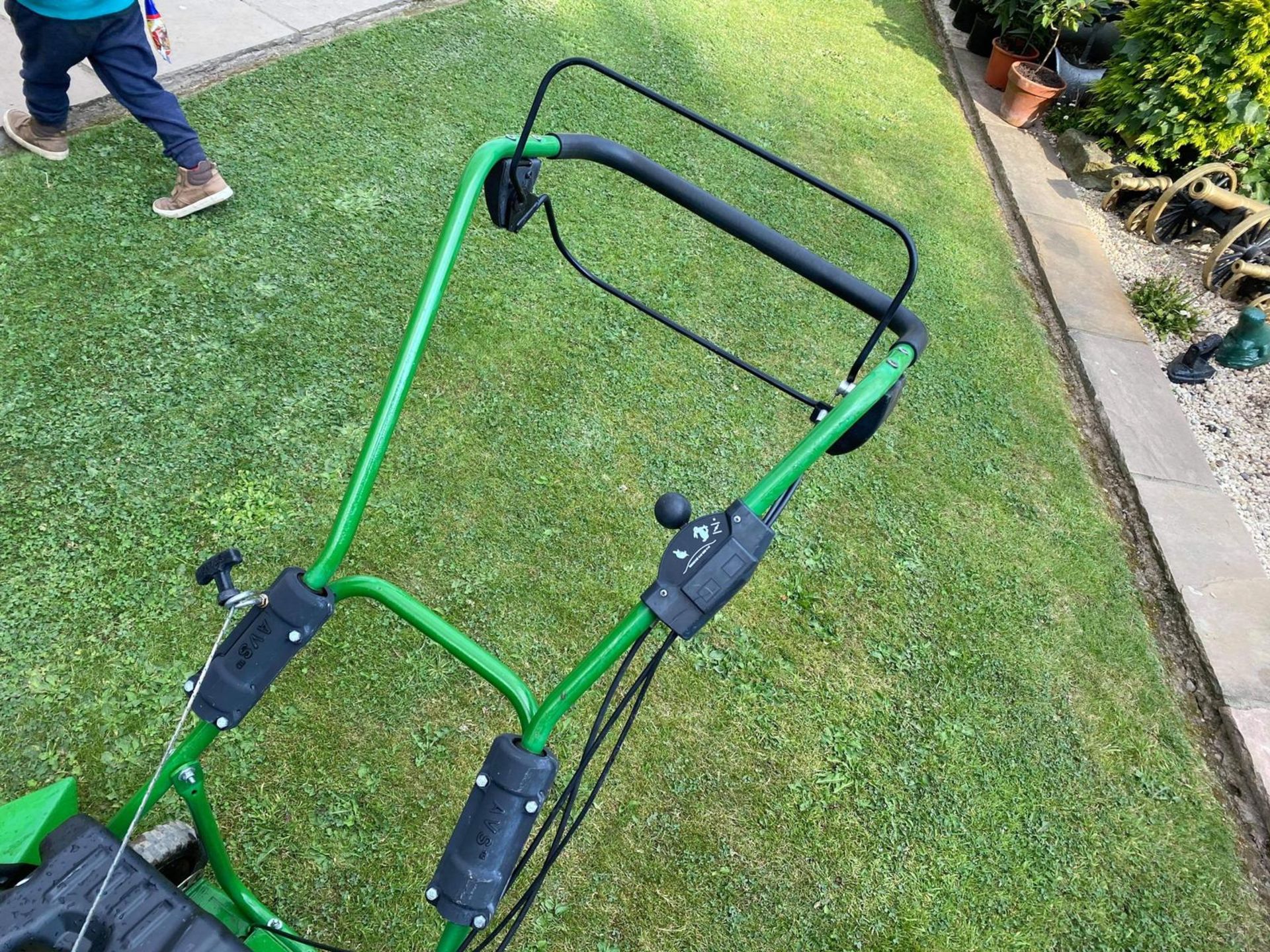 JOHN DEERE C52KS SELF PROPELLED LAWN MOWER, RUNS DRIVES AND CUTS, KAWASAKI PETROL ENGINE *NO VAT* - Image 7 of 8