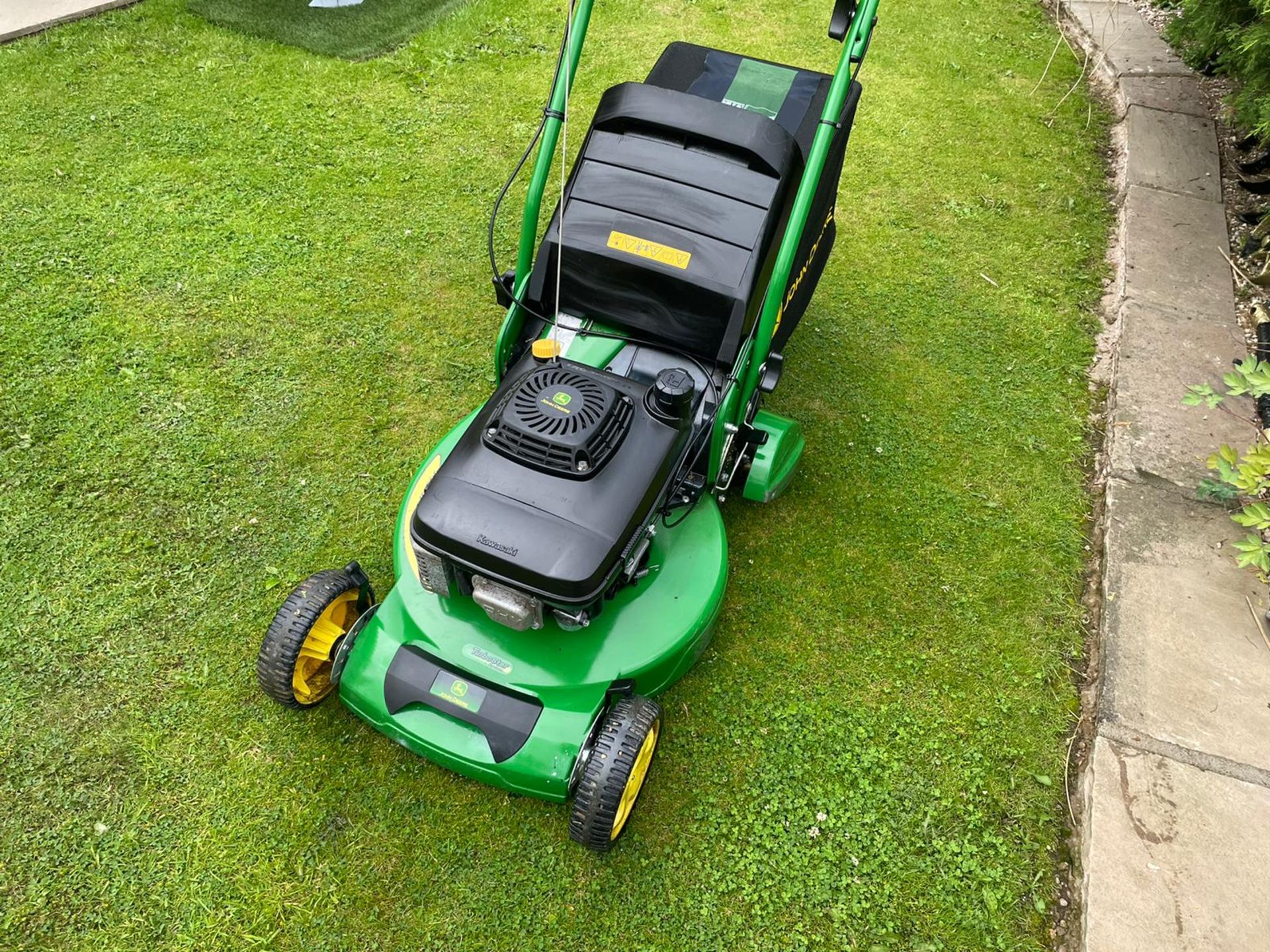 JOHN DEERE R54RKB SELF PROPELLED ROLLER LAWN MOWER WITH REAR COLLECTOR, RUNS DRIVES CUTS *NO VAT* - Image 3 of 9