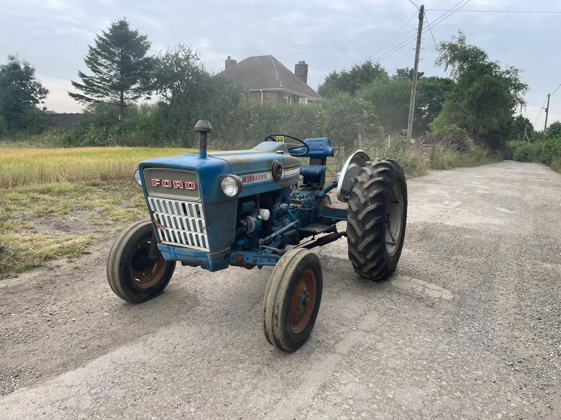 FORD 300 PETROL VINTAGE TRACTOR, RUNS AND DRIVES, SHOWING 2882 HOURS, ALL GEARS WORK *PLUS VAT* - Image 2 of 7