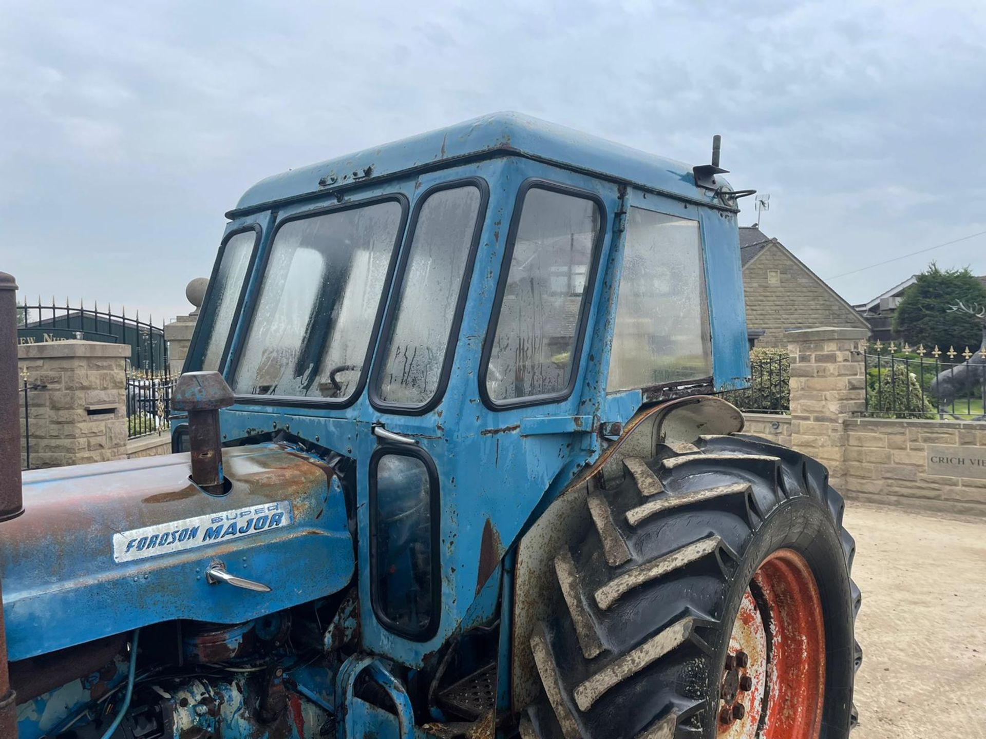 FORDSON SUPER MAJOR VINTAGE TRACTOR, RUNS AND DRIVES, SHOWING 694 HOURS *PLUS VAT* - Bild 9 aus 13