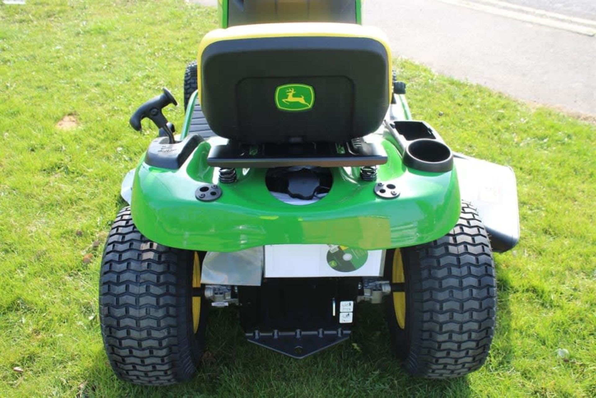 JOHN DEERE RIDE ON MOWERS, 17.5hp (13kw) ENGINE, 42 INCH EDGE MOWER DECK *PLUS VAT* - Image 3 of 11