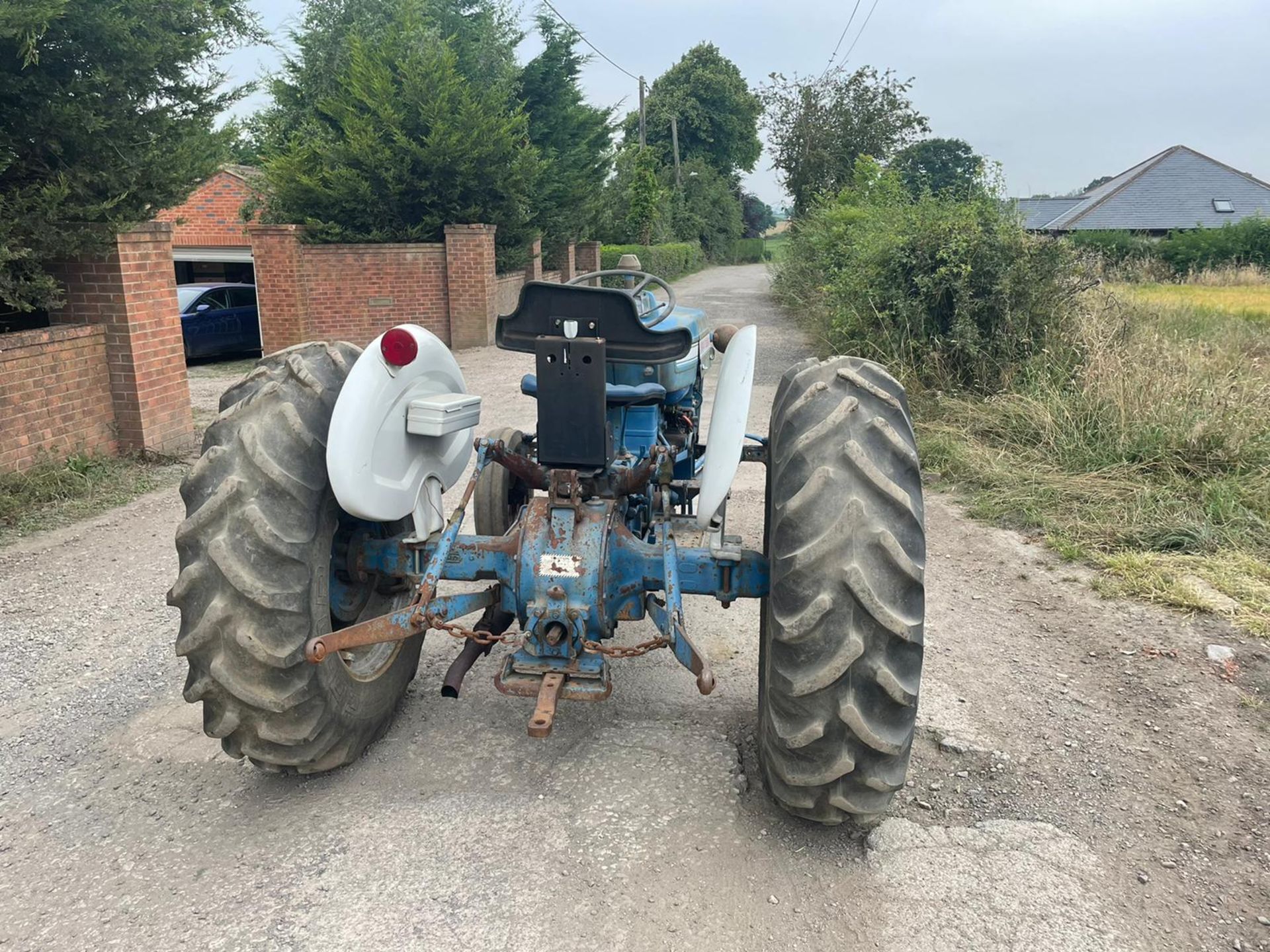 FORD 300 PETROL VINTAGE TRACTOR, RUNS AND DRIVES, SHOWING 2882 HOURS, ALL GEARS WORK *PLUS VAT* - Image 5 of 7