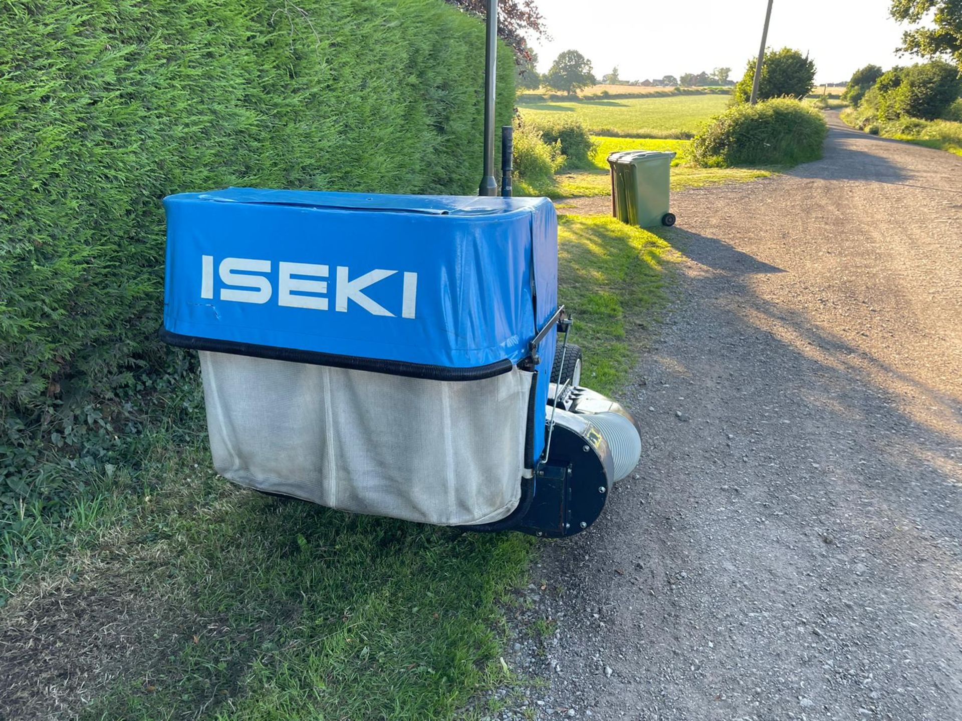 ISEKI SG153 DIESEL RIDE ON MOWER WITH REAR COLLECTOR, SHOWING A LOW AND GENUINE 991 HOURS *PLUS VAT* - Image 11 of 14