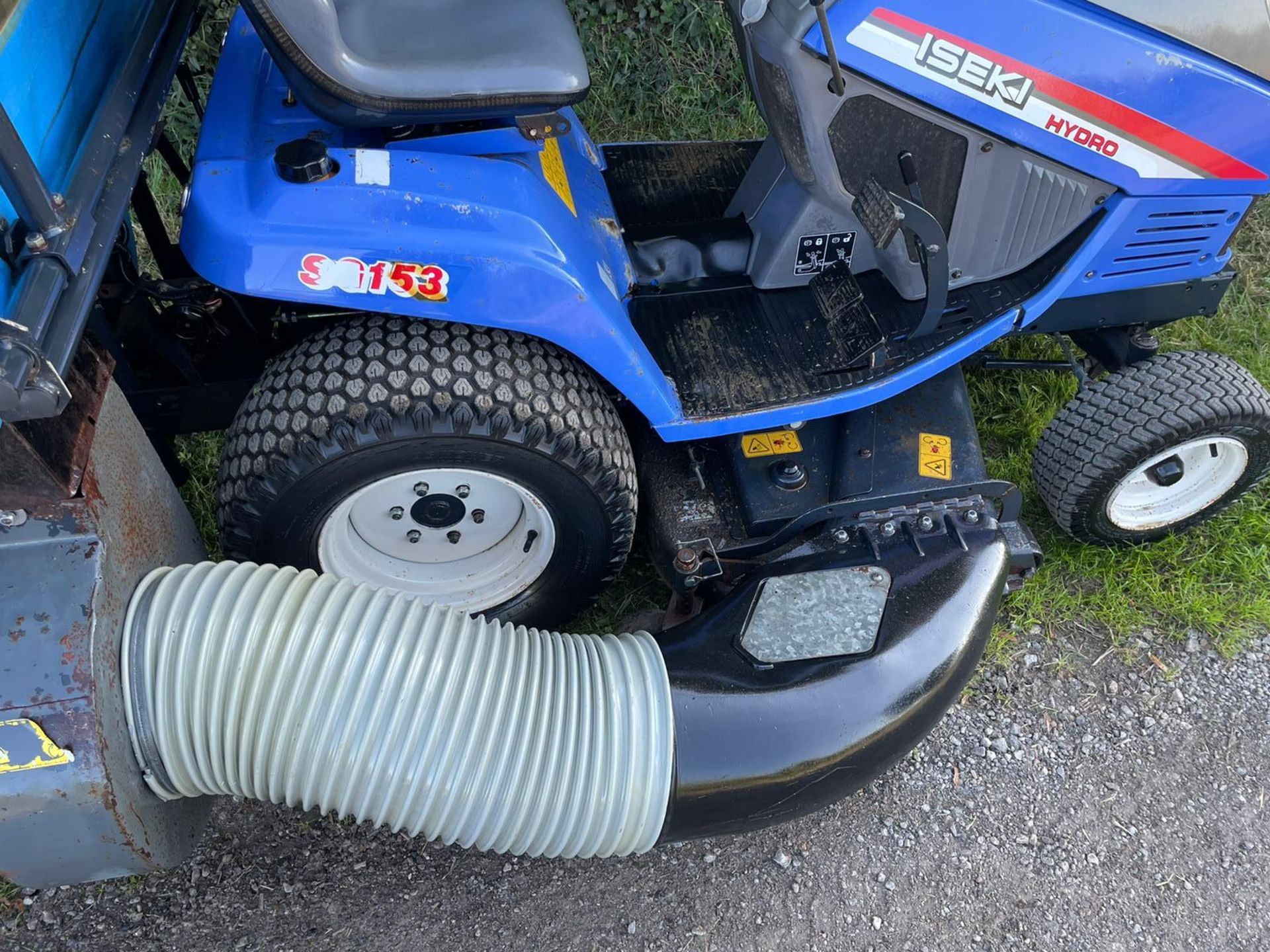 ISEKI SG153 DIESEL RIDE ON MOWER WITH REAR COLLECTOR, SHOWING A LOW AND GENUINE 991 HOURS *PLUS VAT* - Image 10 of 14