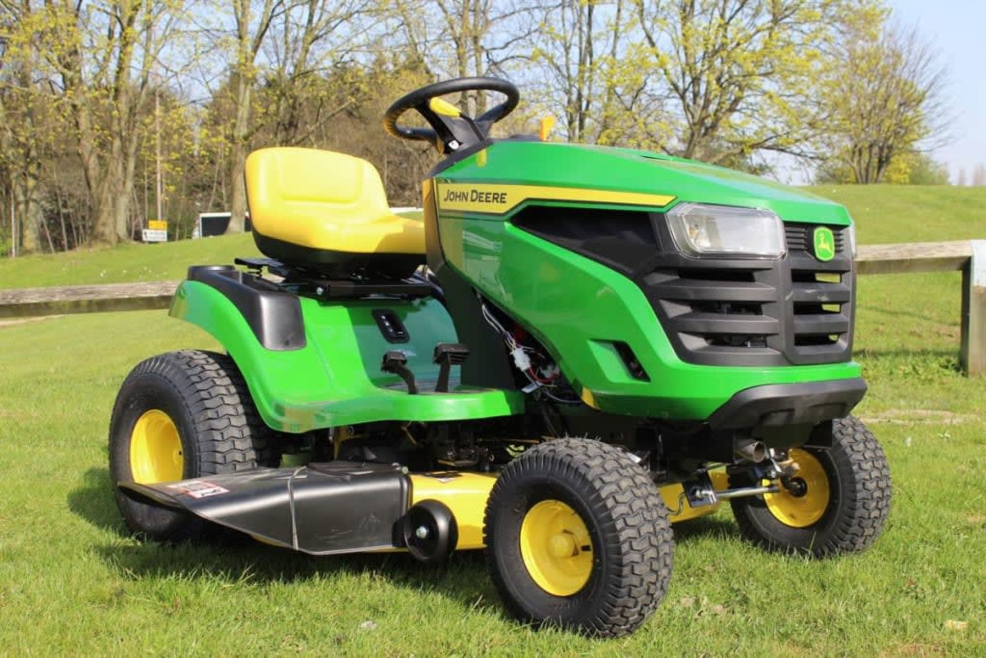 NEW JOHN DEERE RIDE ON MOWERS, 17.5hp (13kw) ENGINE, 42 INCH EDGE MOWER DECK *PLUS VAT*