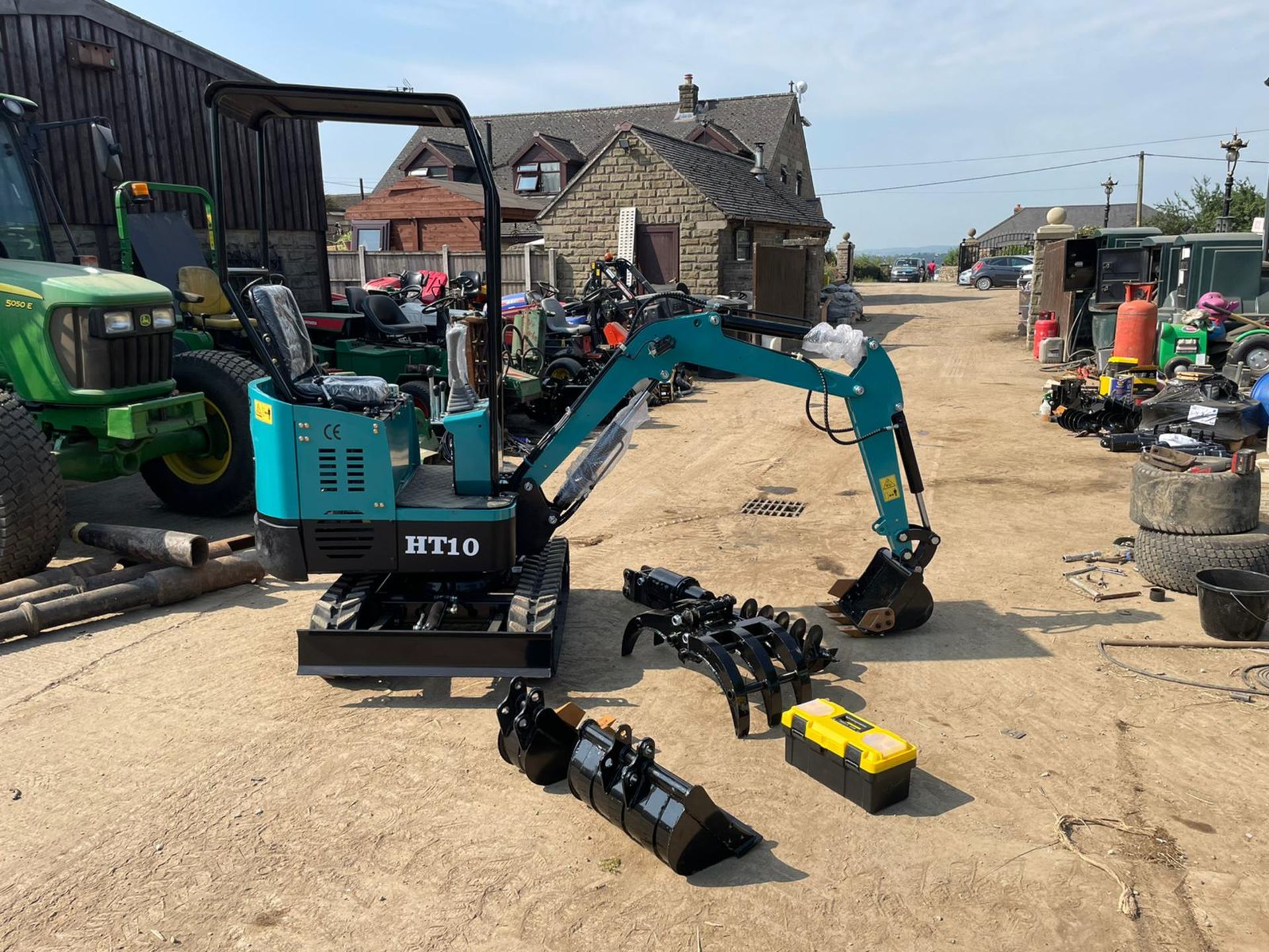 NEW AND UNUSED HIGH TOP HT10 MINI DIGGER / EXCAVATOR, RUNS DRIVES AND DIGS *PLUS VAT* - Image 5 of 11