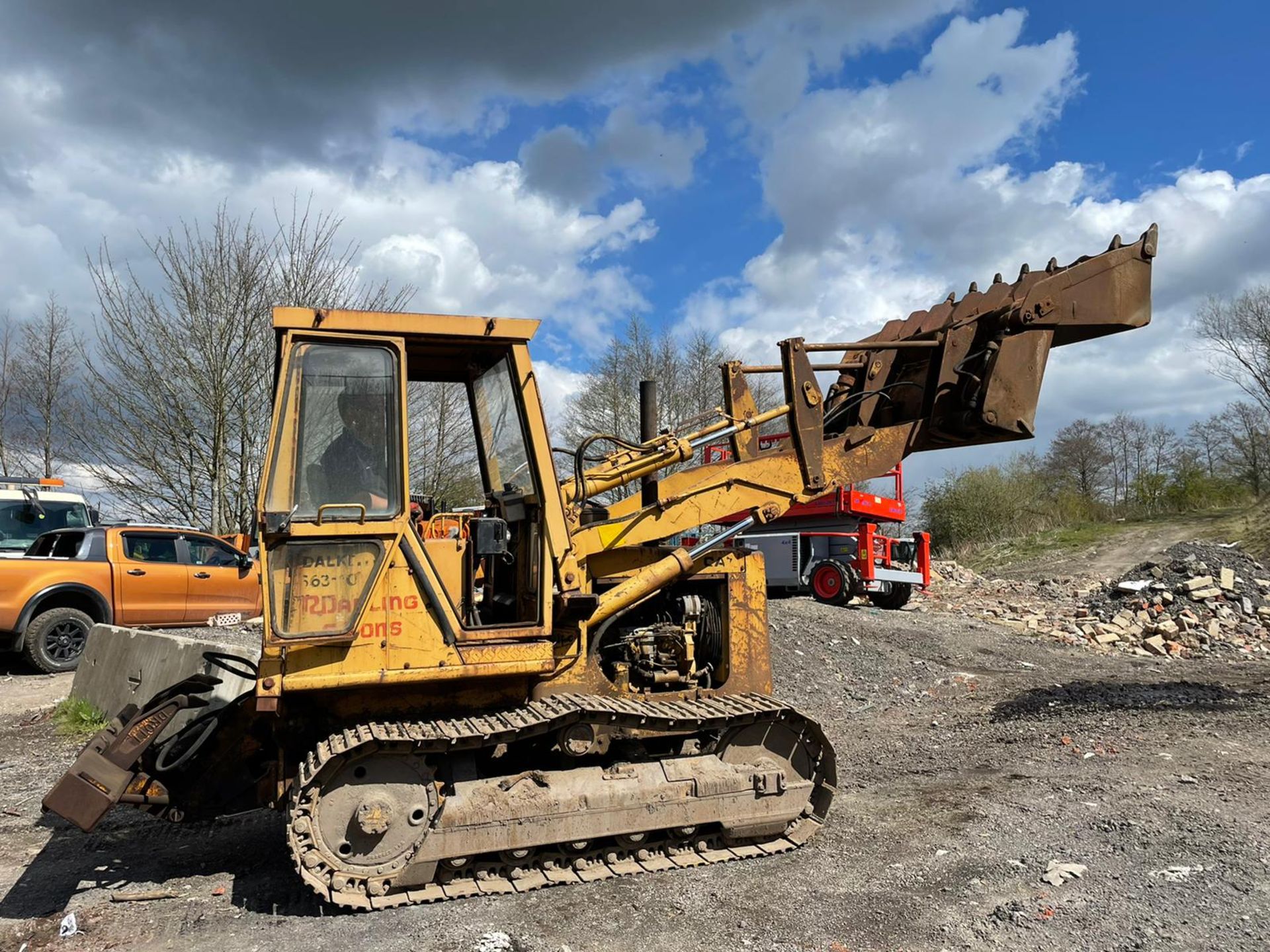 Cat 931B Drott With Multi Tyne Ripper, 3 In 1 Bucket, Runs Drives And Lifts, Showing 6310 Hours - Bild 2 aus 8