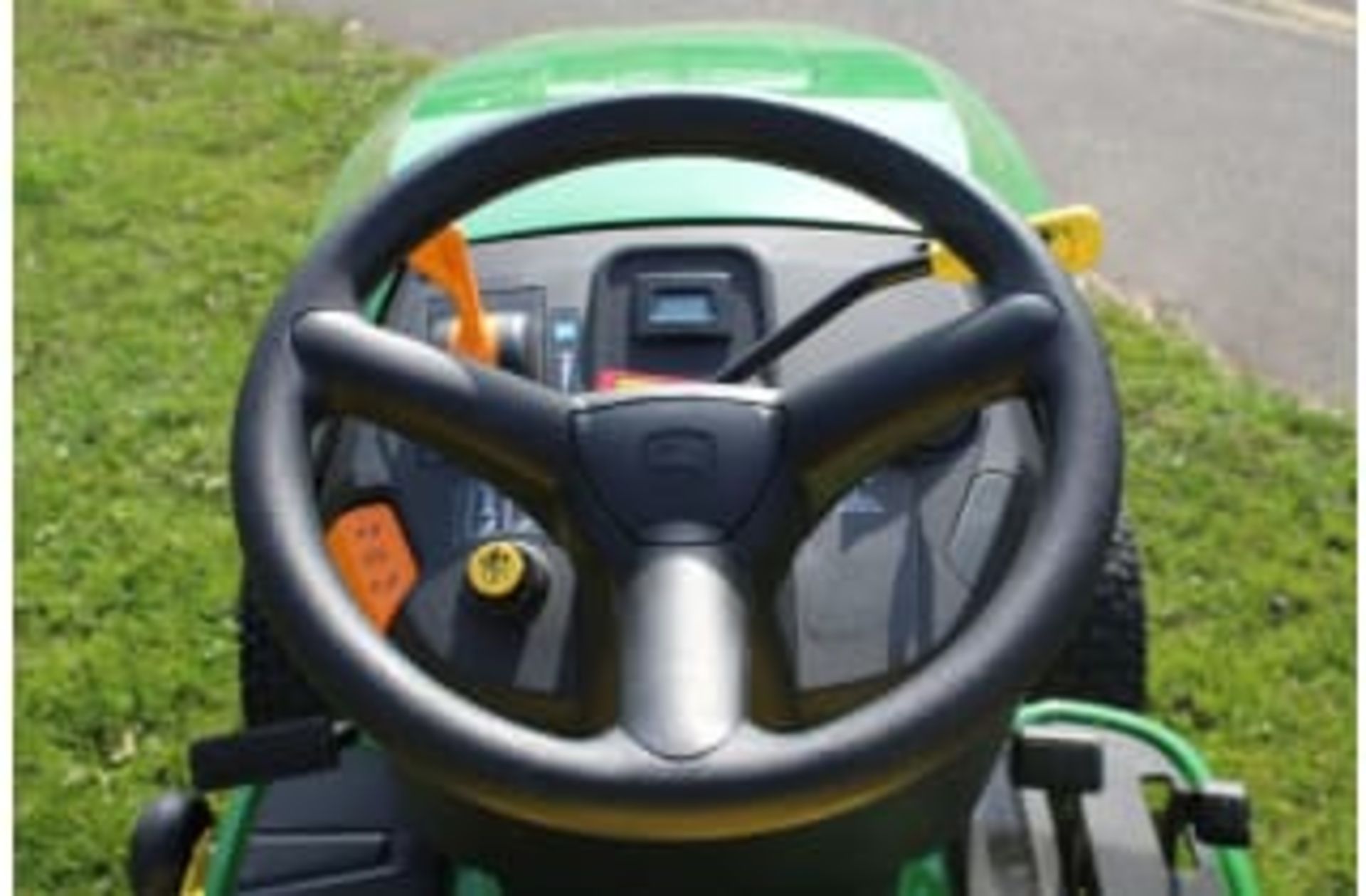 NEW JOHN DEERE RIDE ON MOWERS, 17.5hp (13kw) ENGINE, 42 INCH EDGE MOWER DECK *PLUS VAT* - Image 5 of 16