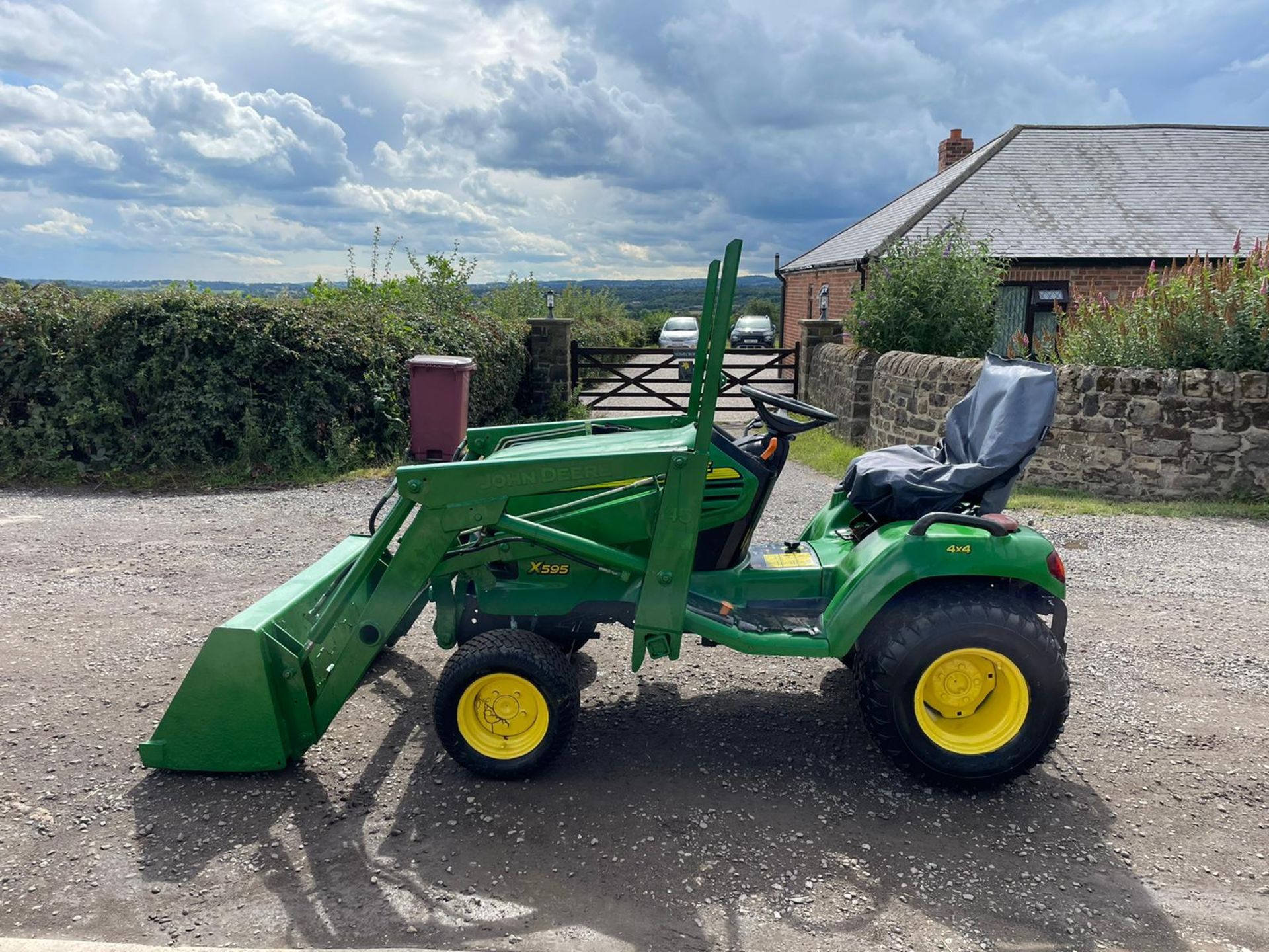 JOHN DEERE X595 4x4 RIDE ON MOWER WITH JOHN DEERE 45 FRONT LOADER AND BUCKET *PLUS VAT* - Bild 3 aus 11