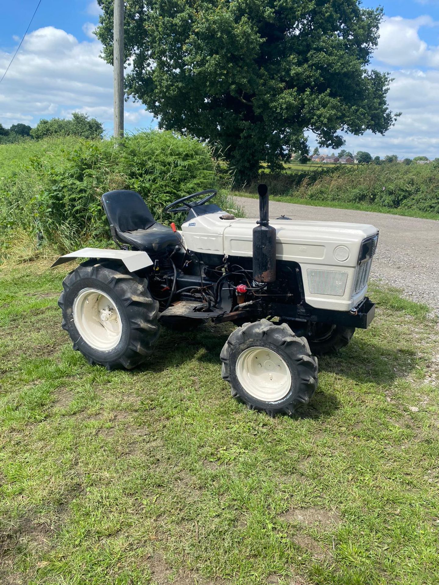 YANMAR YM169D COMPACT TRACTOR, RUNS AND DRIVES, 3 FORWARD GEARS AND REVERSE, PTO SPINS *NO VAT* - Image 3 of 6