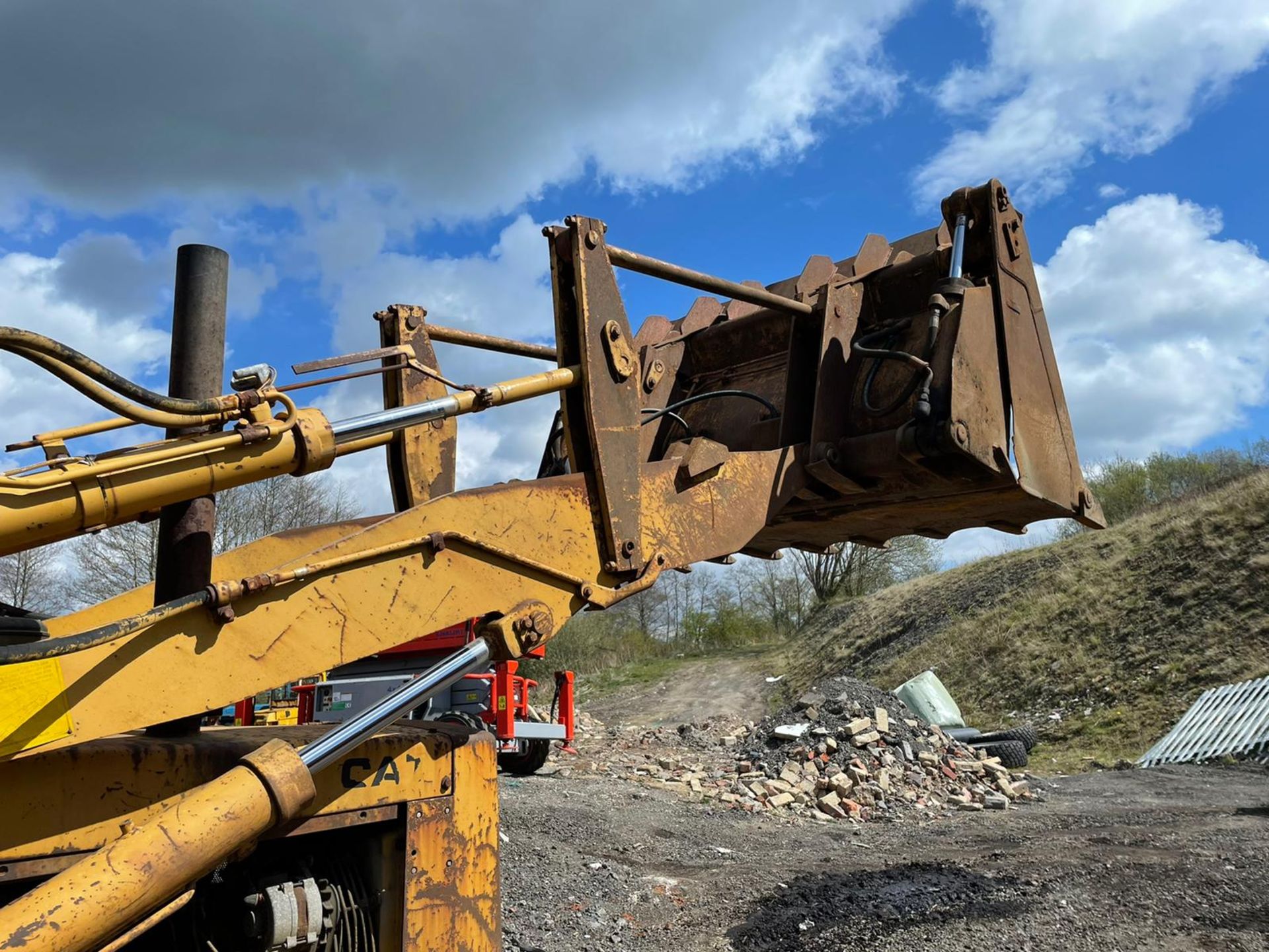 Cat 931B Drott With Multi Tyne Ripper, 3 In 1 Bucket, Runs Drives And Lifts, Showing 6310 Hours - Bild 5 aus 8