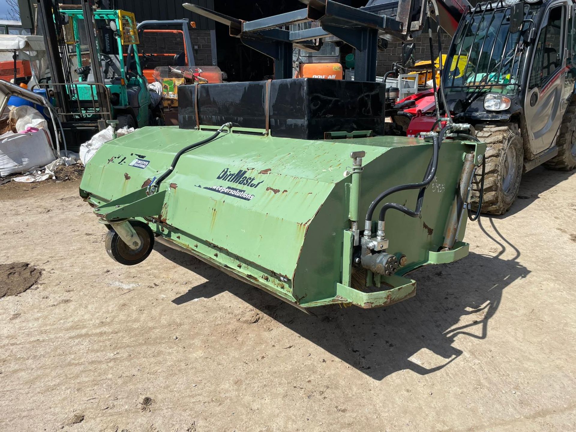 2017 DATUM DIRT MASTER SWEEPER BUCKET, WATER TANK, HYDRAULIC DRIVEN, GOOD BRUSHES *PLUS VAT* - Image 2 of 5