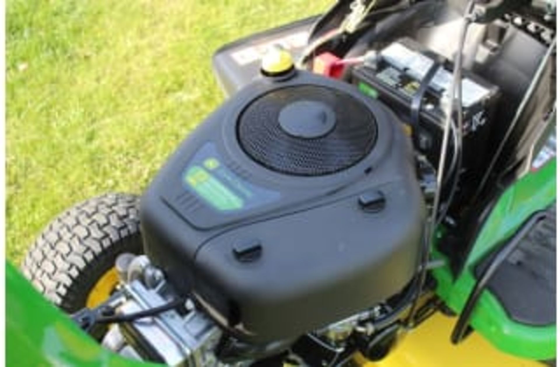 NEW JOHN DEERE RIDE ON MOWERS, 17.5hp (13kw) ENGINE, 42 INCH EDGE MOWER DECK *PLUS VAT* - Image 6 of 16