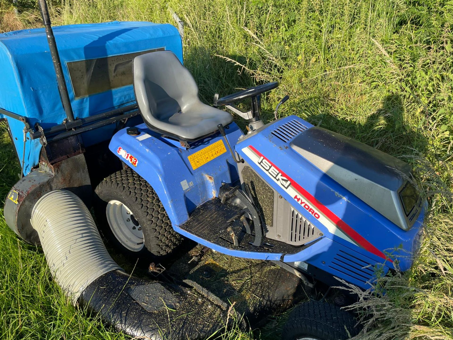 ISEKI SG153 DIESEL RIDE ON MOWER WITH REAR COLLECTOR, SHOWING A LOW AND GENUINE 991 HOURS *PLUS VAT* - Image 8 of 14