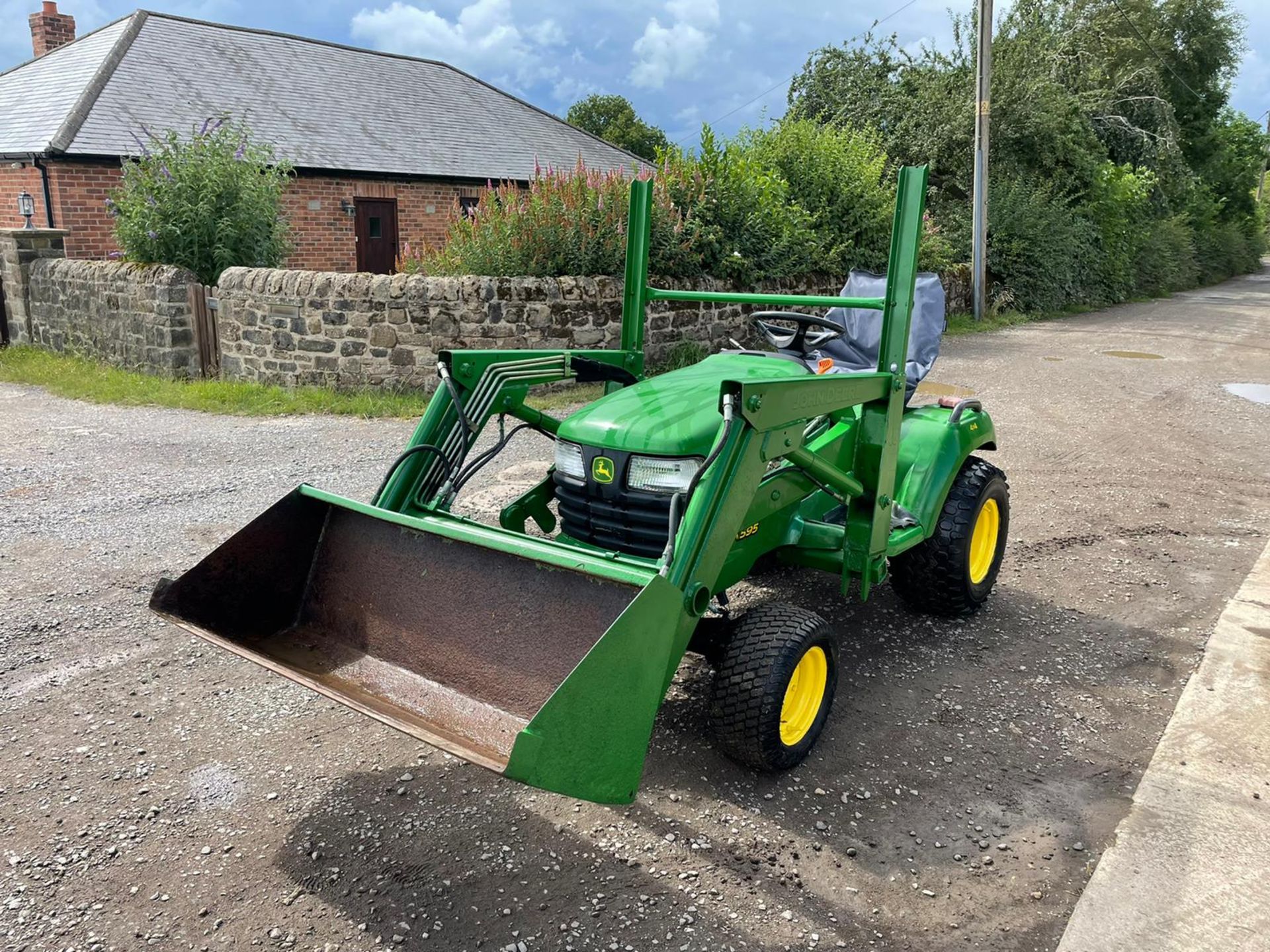 JOHN DEERE X595 4x4 RIDE ON MOWER WITH JOHN DEERE 45 FRONT LOADER AND BUCKET *PLUS VAT* - Bild 2 aus 11