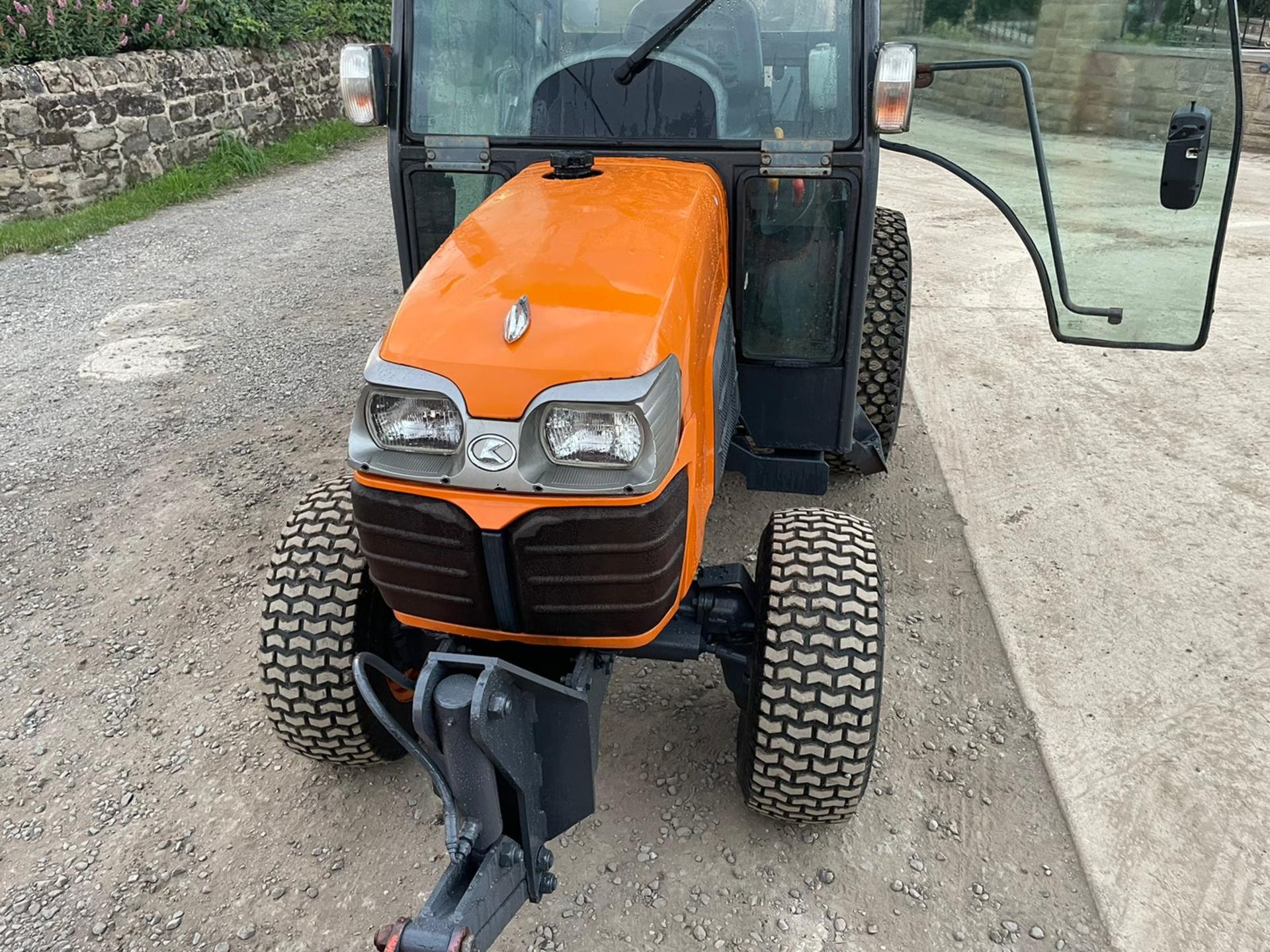 2010/60 KUBOTA B2530 COMPACT TRACTOR WITH FRONT PLOUGH, SHOWING A LOW 907 HOURS *PLUS VAT* - Image 7 of 13