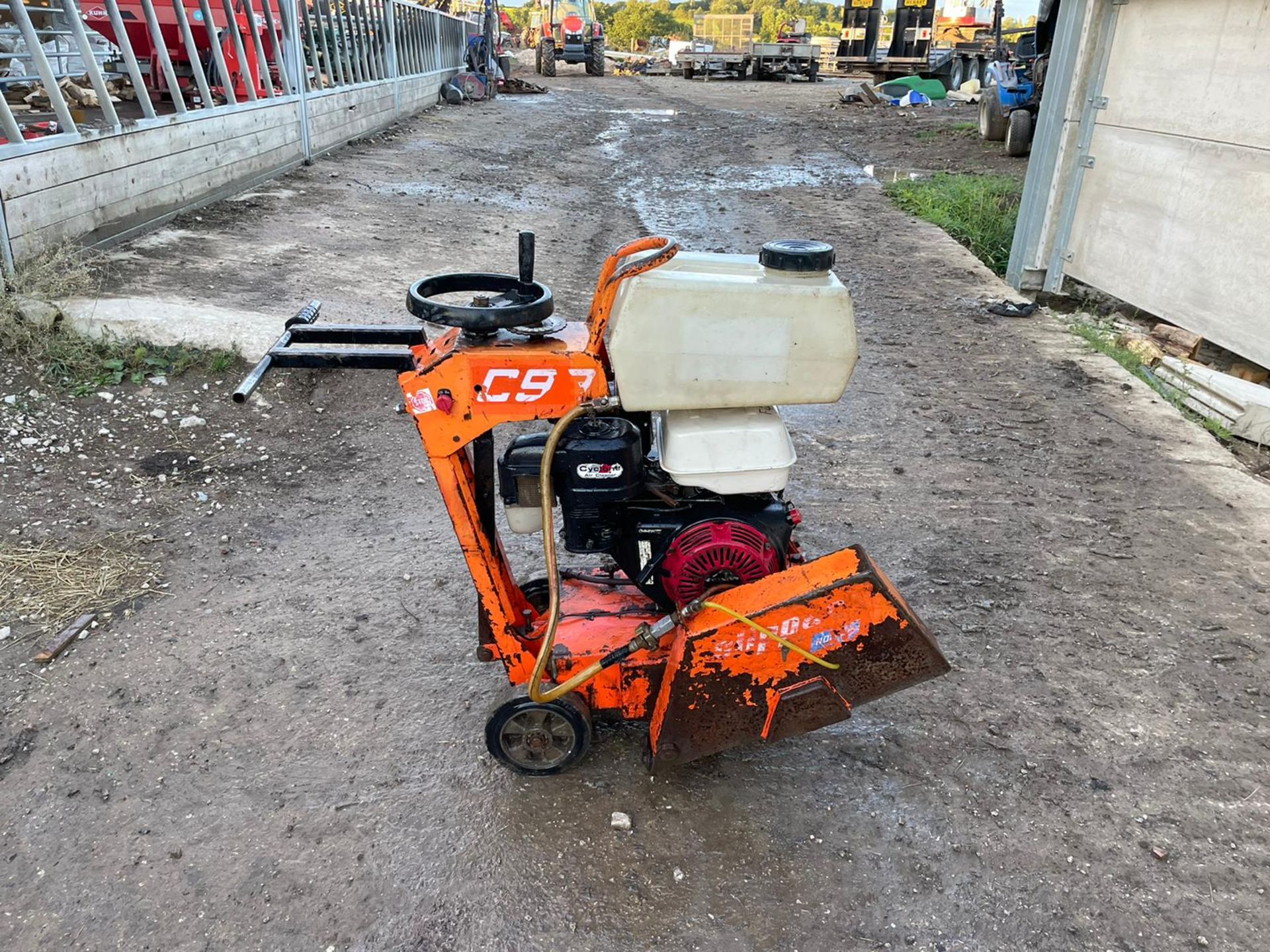 2015 CLIPPER C99 FLOOR SAW, RUNS AND WORKS, HONDA GX390 ENGINE, WATER TANK INCLUDED *NO VAT*