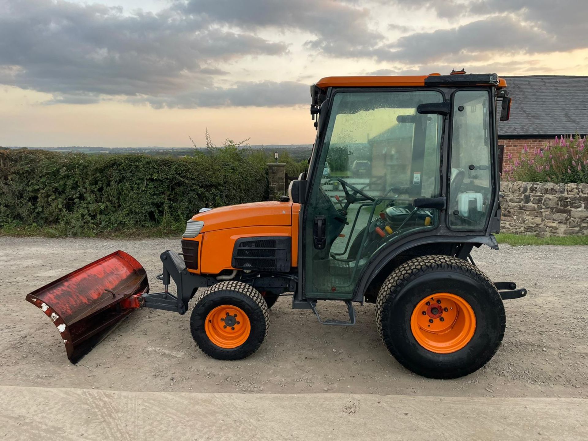 2010/60 KUBOTA B2530 COMPACT TRACTOR WITH FRONT PLOUGH, SHOWING A LOW 907 HOURS *PLUS VAT* - Image 3 of 13