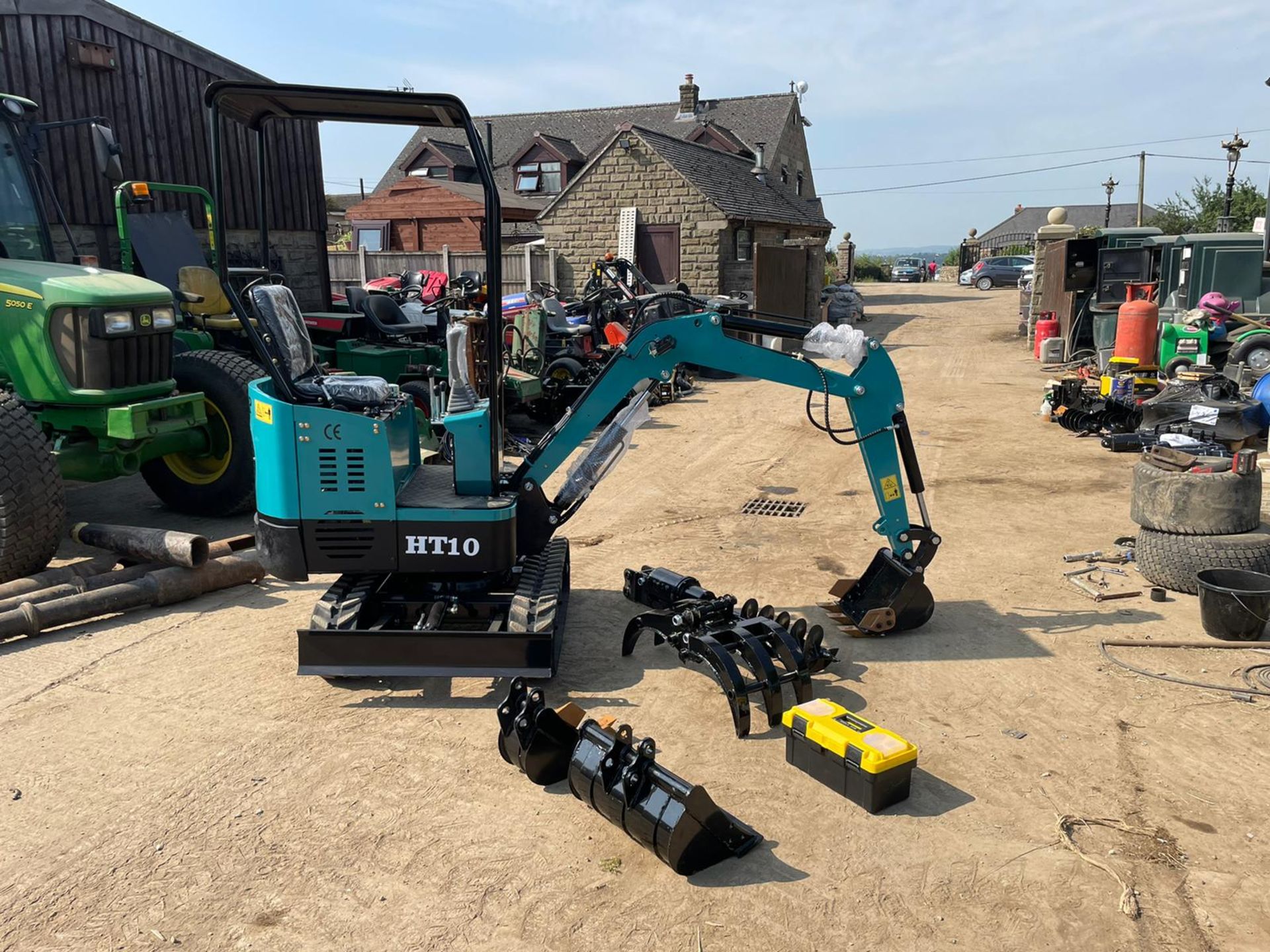 NEW AND UNUSED HIGH TOP HT10 MINI DIGGER / EXCAVATOR, RUNS DRIVES AND DIGS *PLUS VAT* - Bild 7 aus 11