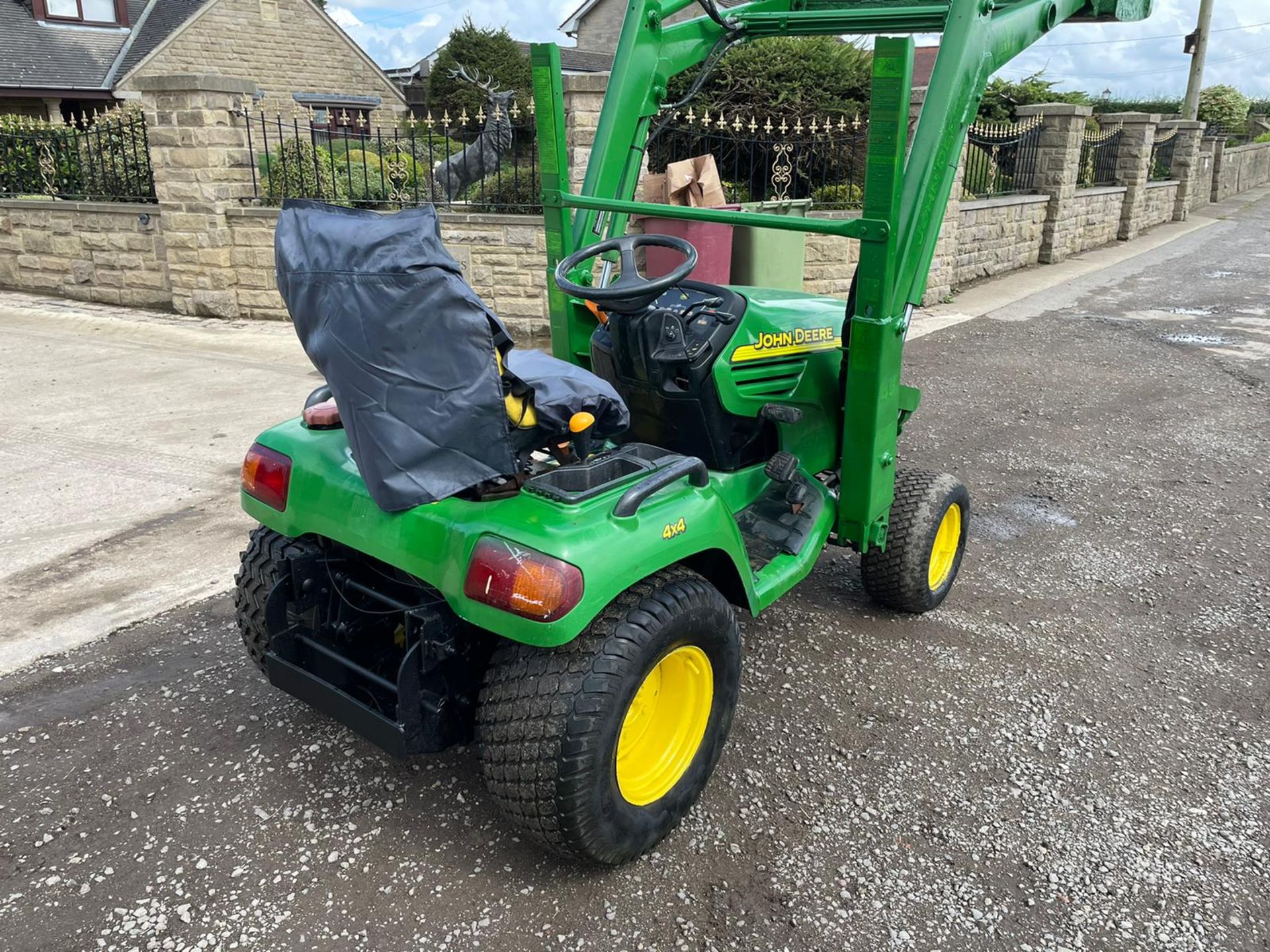 JOHN DEERE X595 4x4 RIDE ON MOWER WITH JOHN DEERE 45 FRONT LOADER AND BUCKET *PLUS VAT* - Image 7 of 11