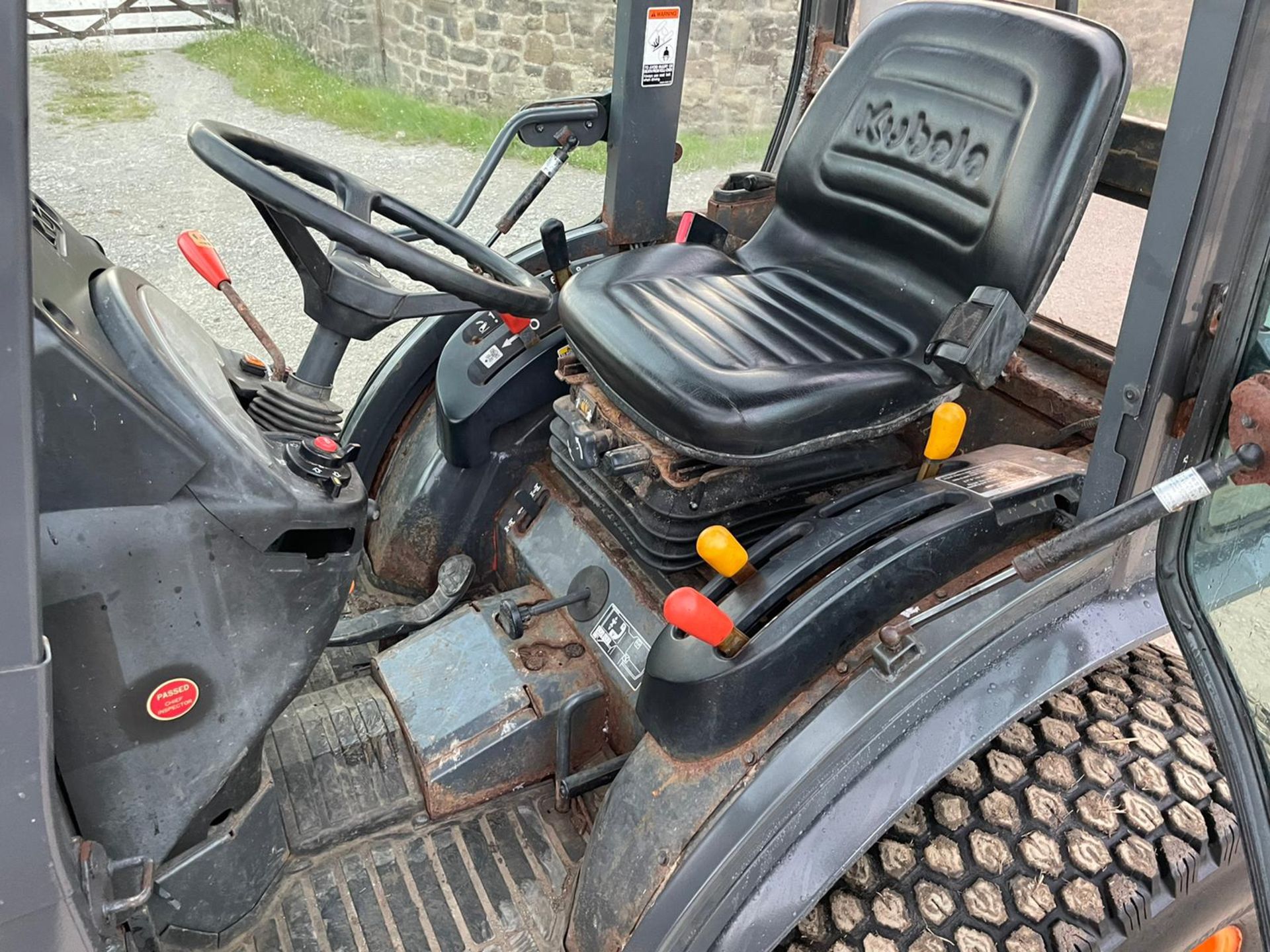 2010/60 KUBOTA B2530 COMPACT TRACTOR WITH FRONT PLOUGH, SHOWING A LOW 907 HOURS *PLUS VAT* - Image 11 of 13