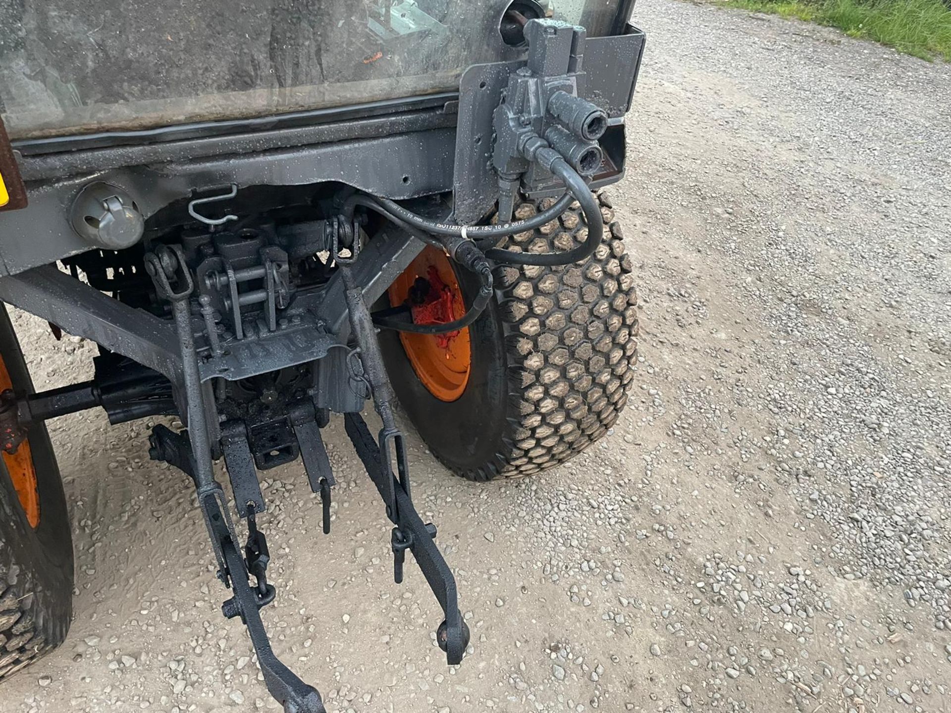 2010/60 KUBOTA B2530 COMPACT TRACTOR WITH FRONT PLOUGH, SHOWING A LOW 907 HOURS *PLUS VAT* - Image 10 of 13