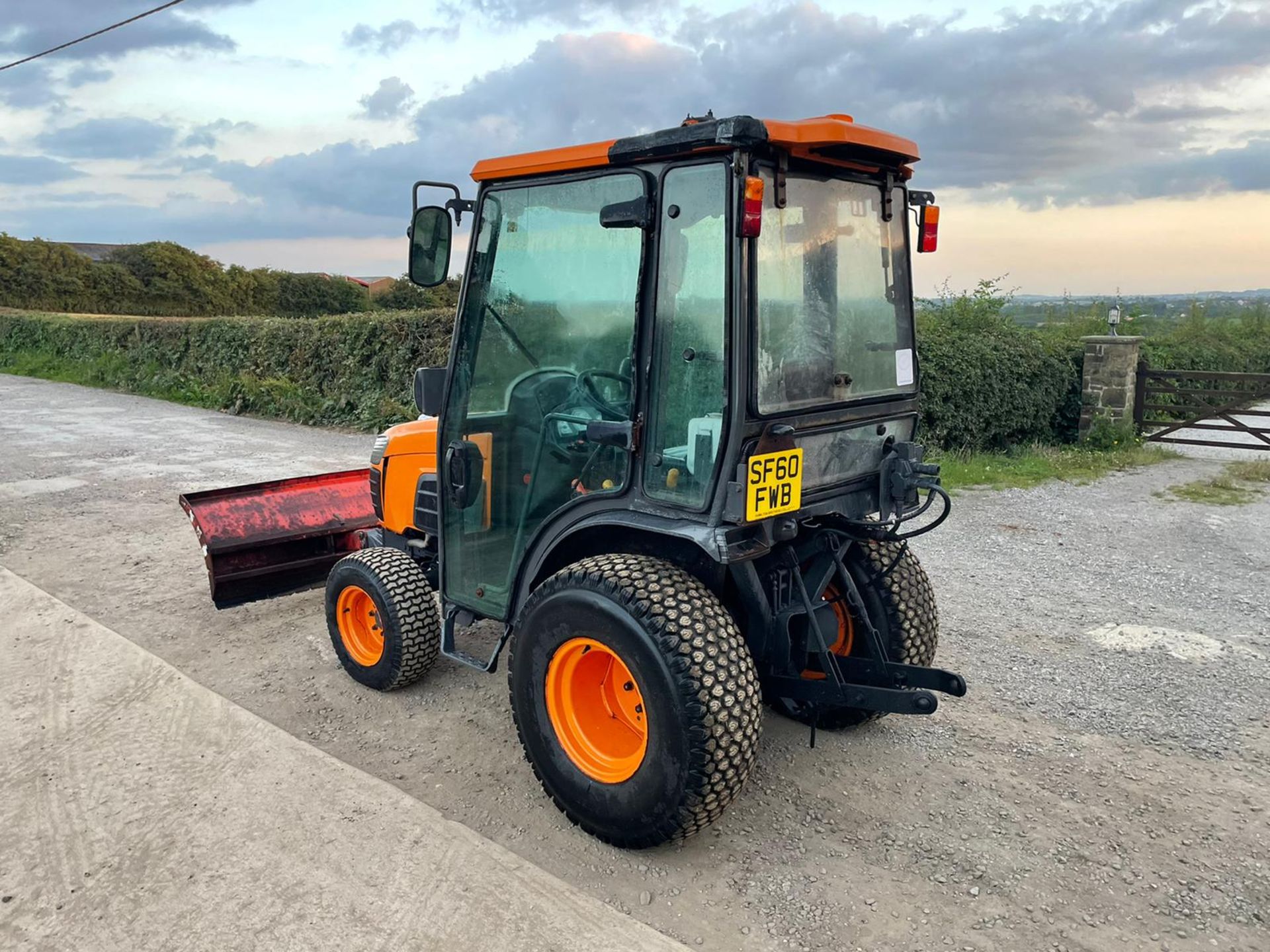 2010/60 KUBOTA B2530 COMPACT TRACTOR WITH FRONT PLOUGH, SHOWING A LOW 907 HOURS *PLUS VAT* - Image 4 of 13