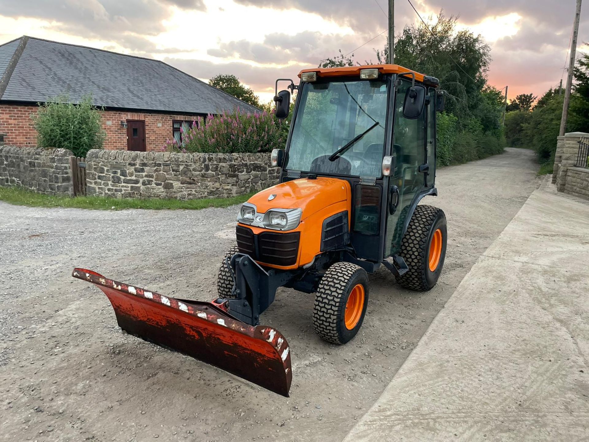 2010/60 KUBOTA B2530 COMPACT TRACTOR WITH FRONT PLOUGH, SHOWING A LOW 907 HOURS *PLUS VAT* - Image 2 of 13