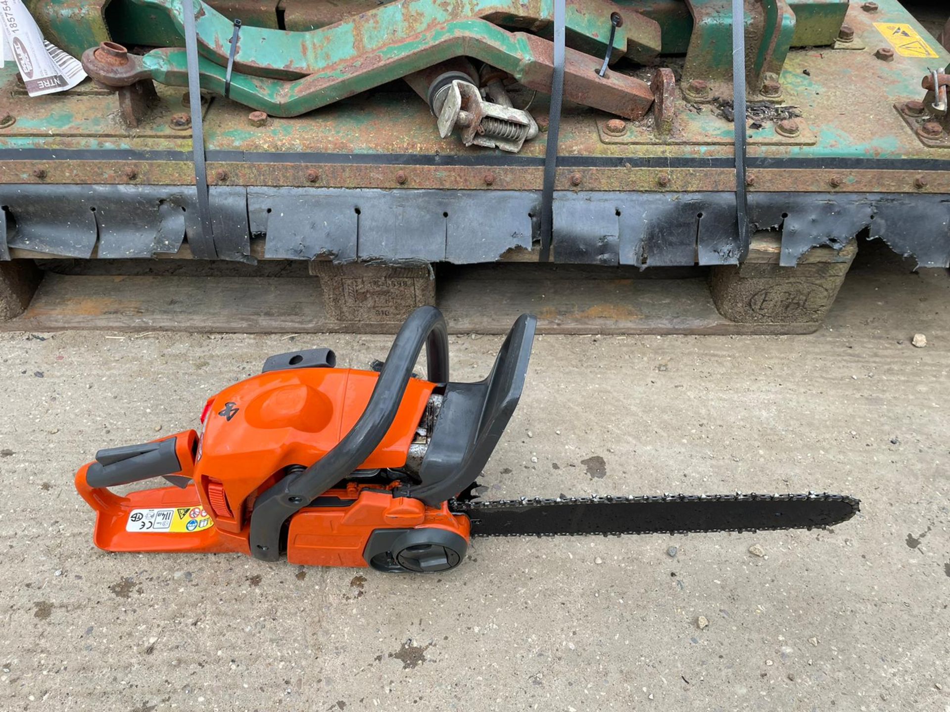 HUSQVARNA 440 CHAINSAW, GOOD COMPRESSION, 14" BAR AND CHAIN *NO VAT* - Image 3 of 5