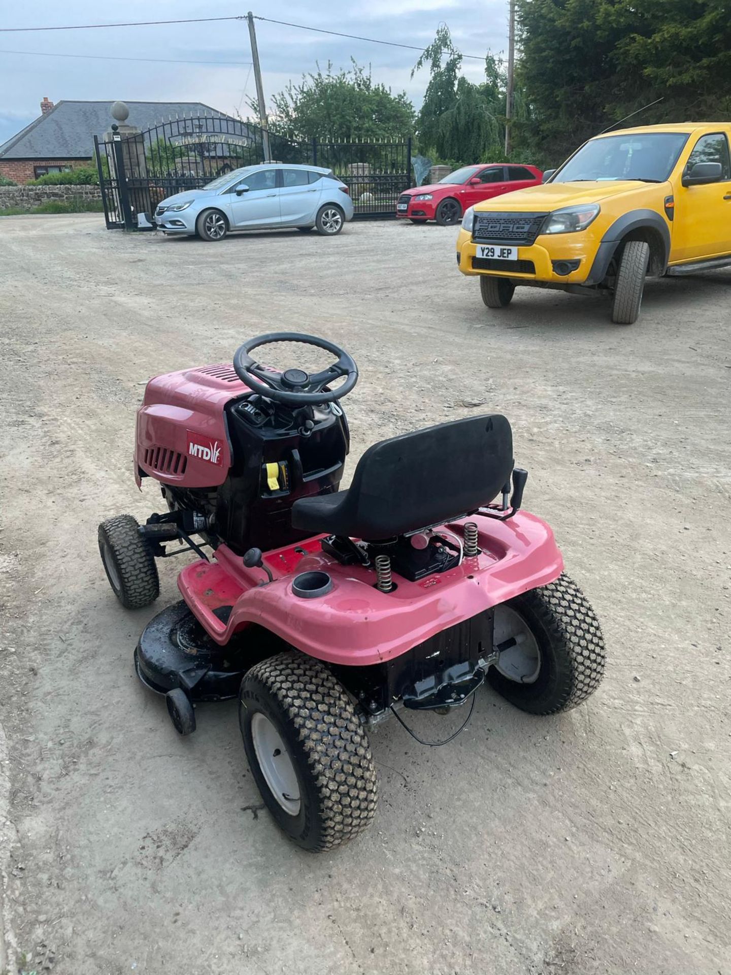 MTD LAWNFLITE RF125M RIDE ON LAWN MOWER, RUNS WORKS AND CUTS, 12.5hp ENGINE *NO VAT* - Image 3 of 4