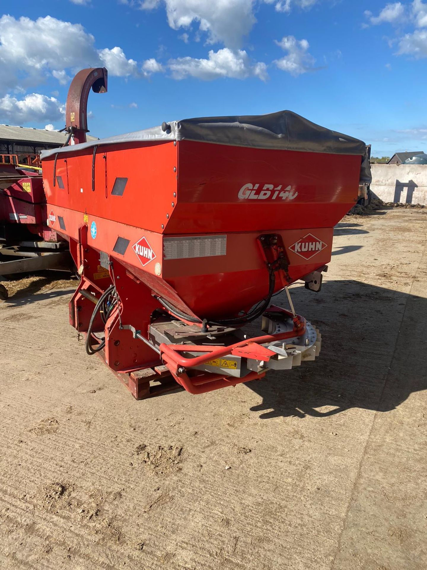 KUHN GLB1400 FERTILISER SPREADER SPINNER, IN WORKING CONDITION, COMES WITH PTO READY TO USE *NO VAT* - Image 3 of 7